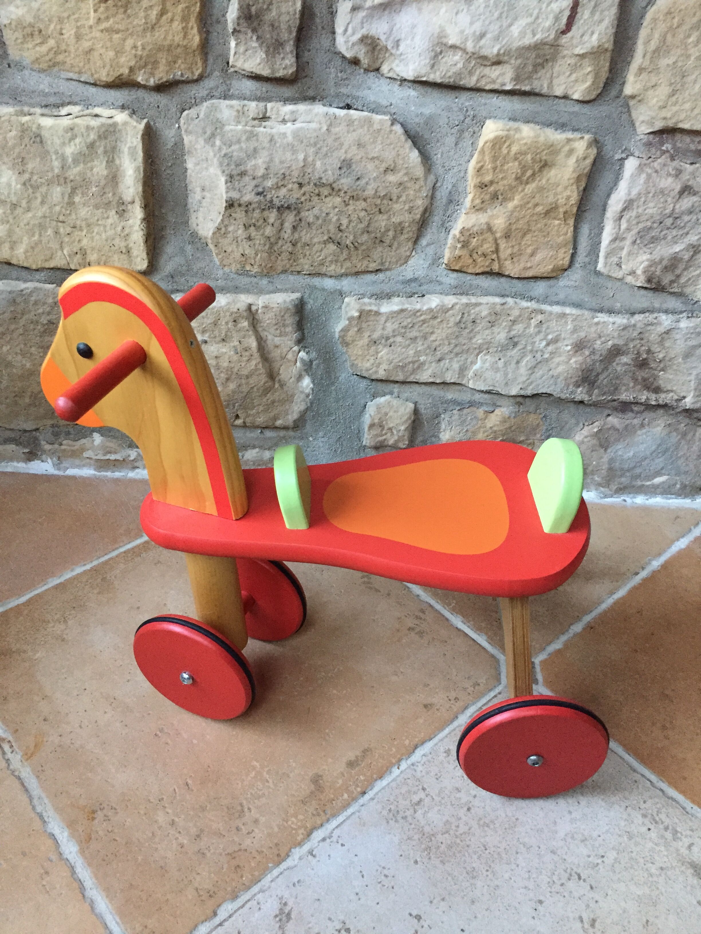 Carrier wooden horse for the little ones