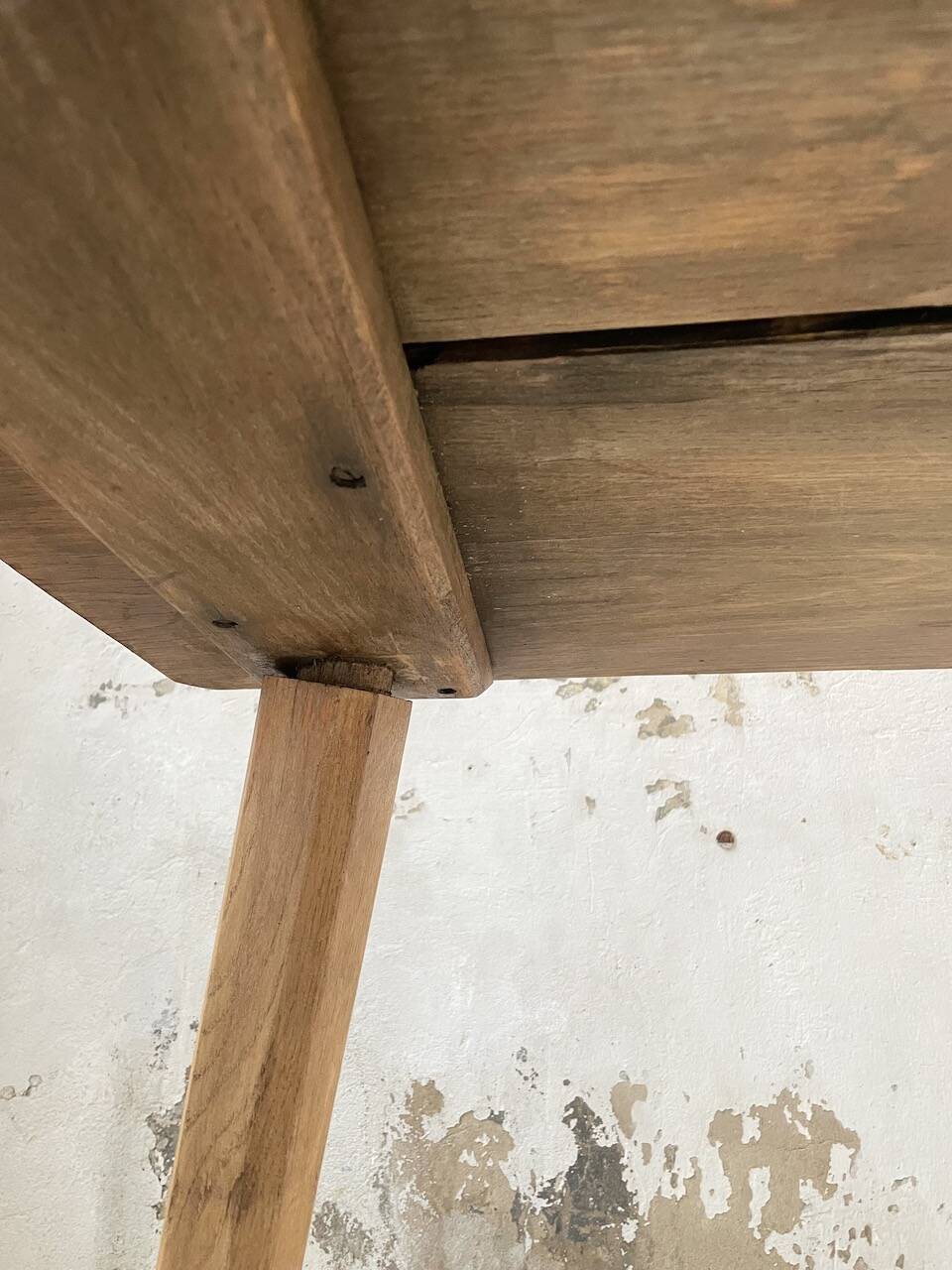 Table brutaliste savoyarde en chêne