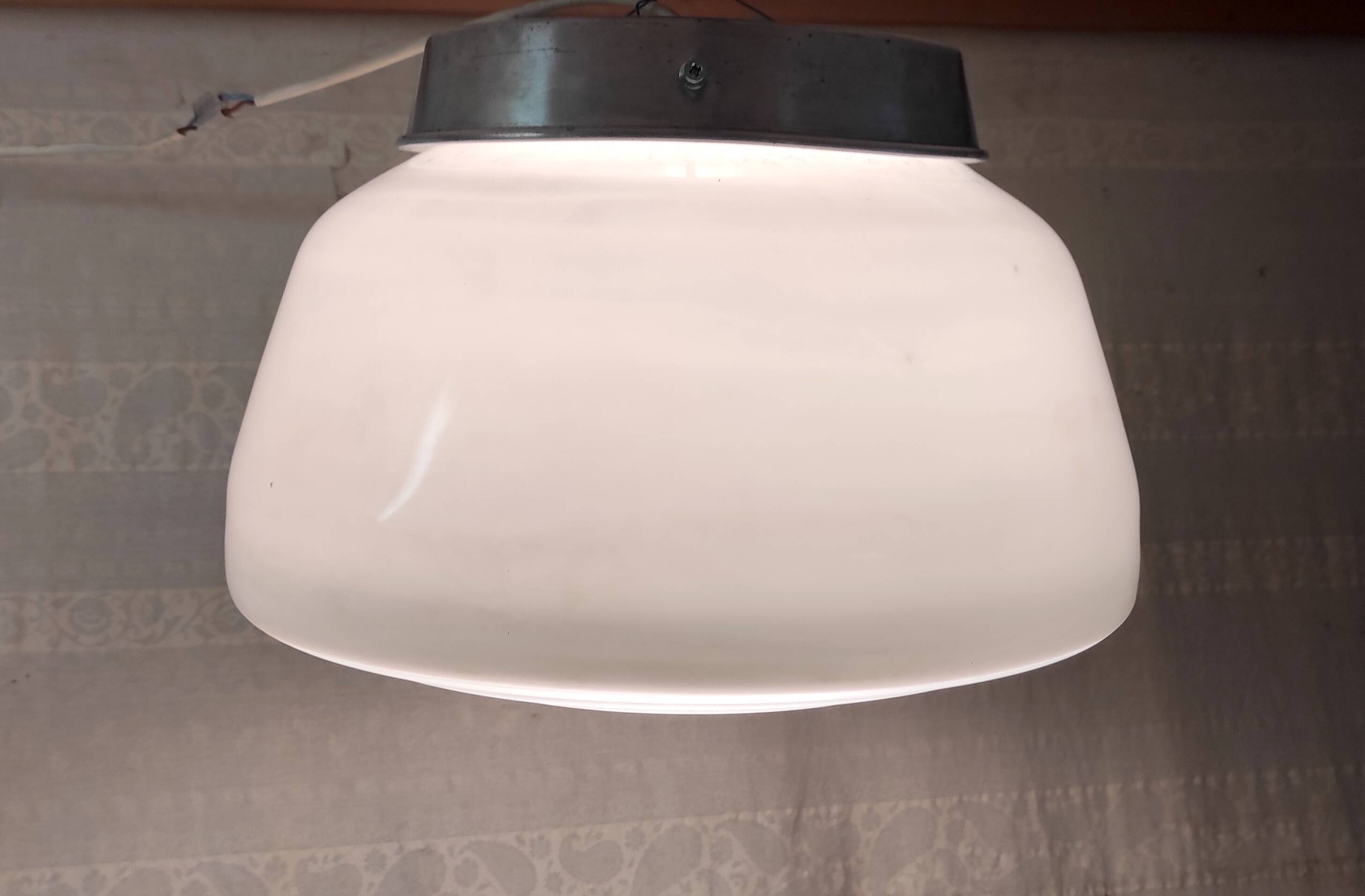 Plafonnier XXL style industriel globe opaline - mid. XXème