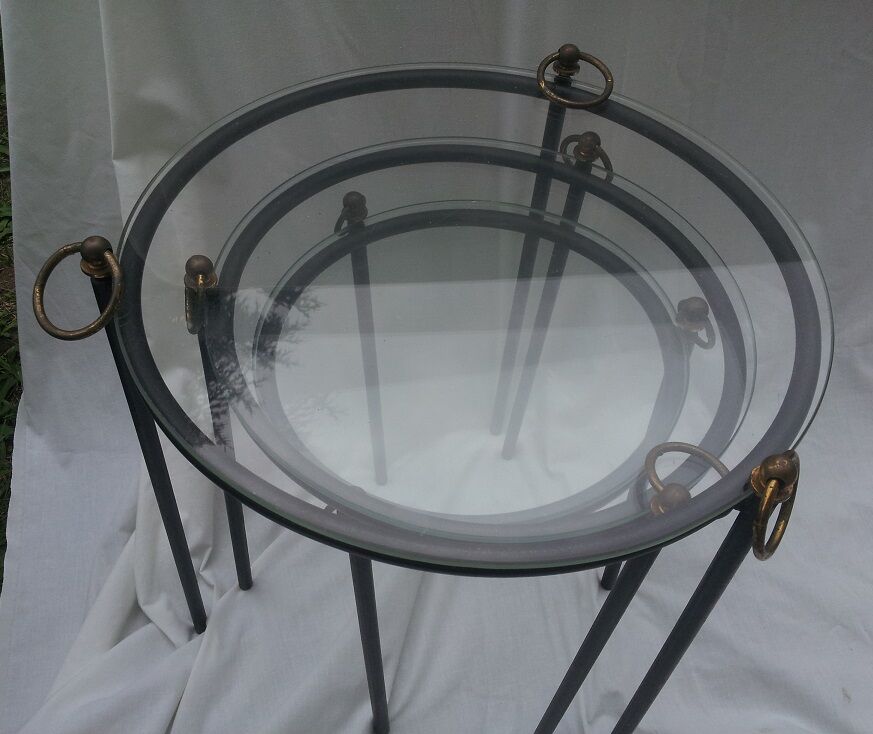 Round nesting tables