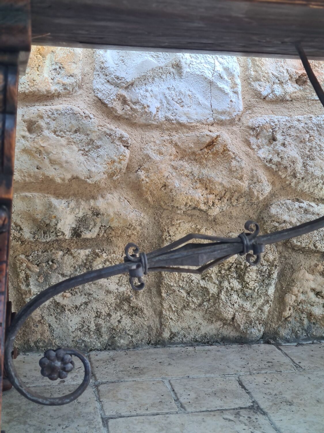 Table espagnole en chêne massif sculpté et fer forgé