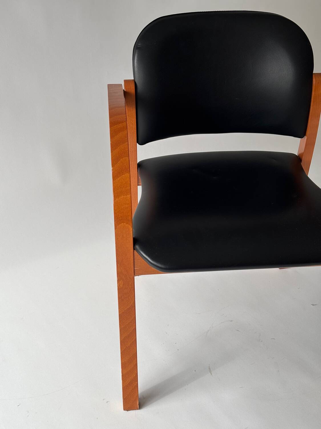 Chaise de bureau bois et Skaï noir 1980