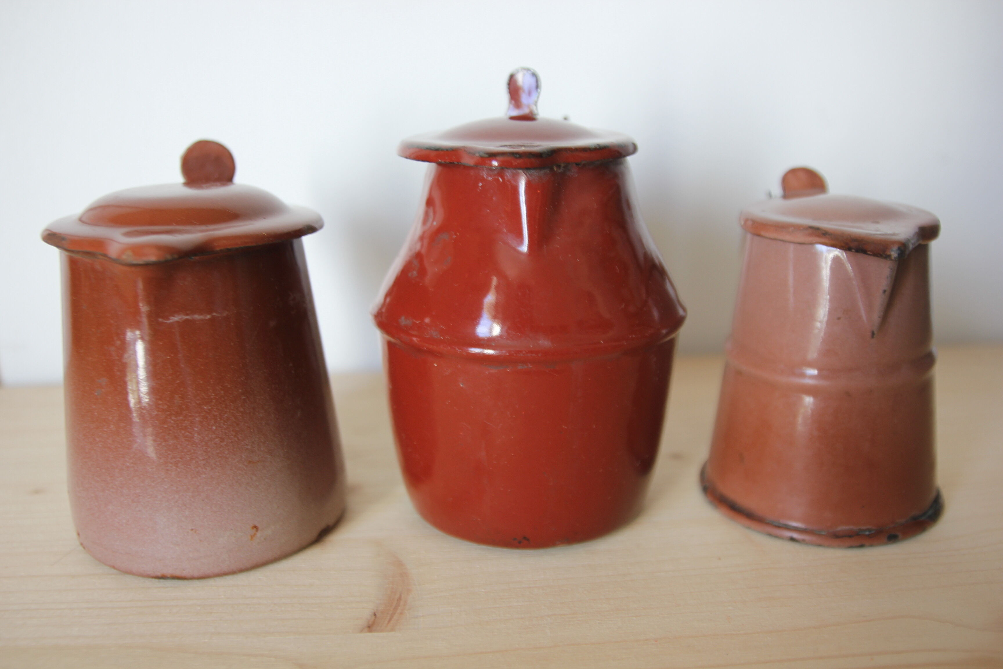 Trio de pots à lait émaillés