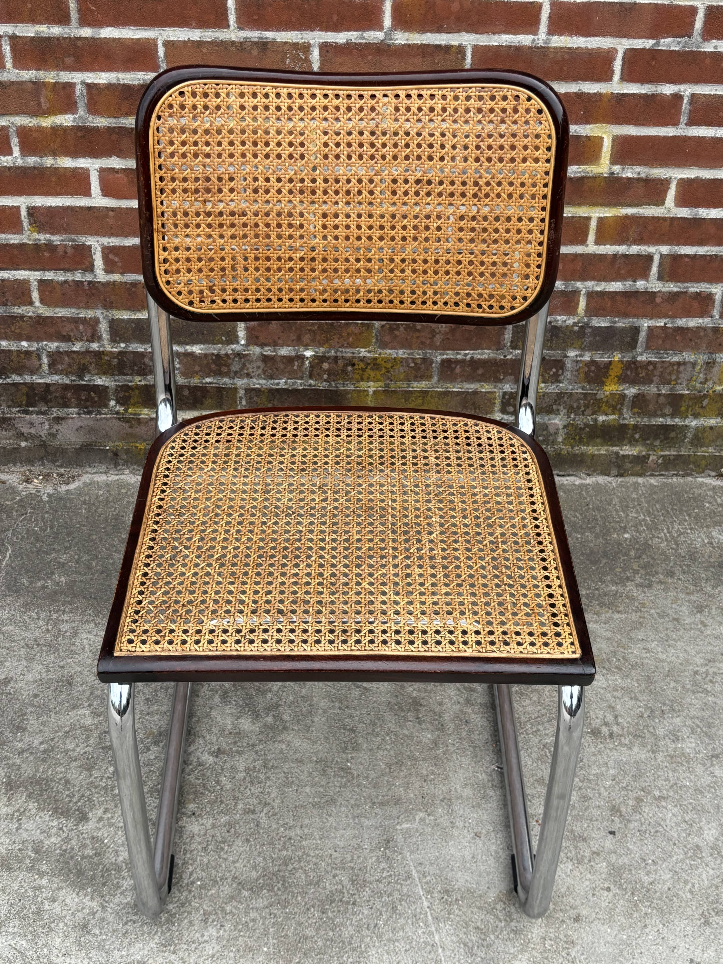 Ensemble de 4 chaises Cesca B32 conçues par Marcel Breuer, cadre marron foncé.