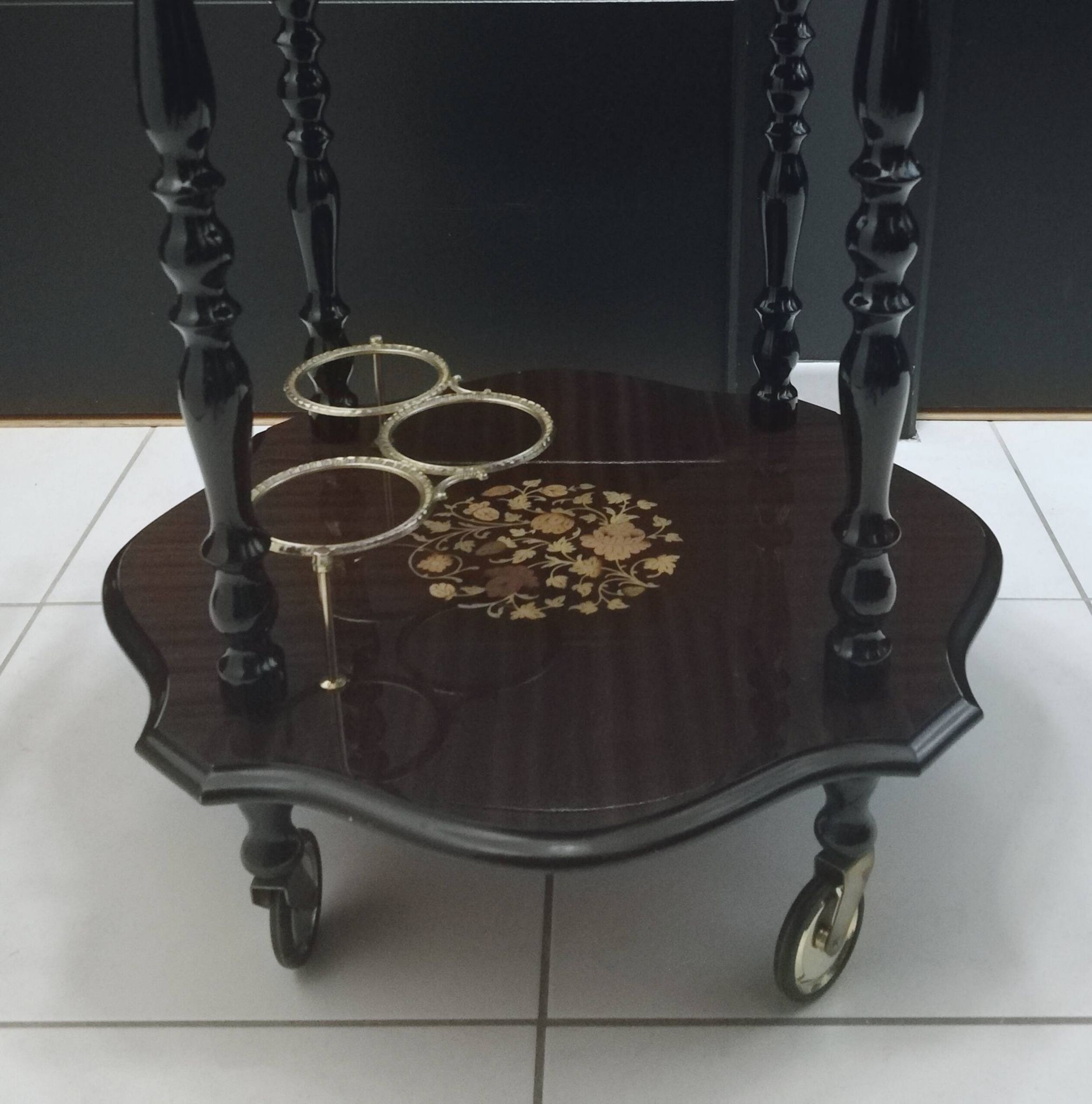 Desserte à roulettes en marqueterie