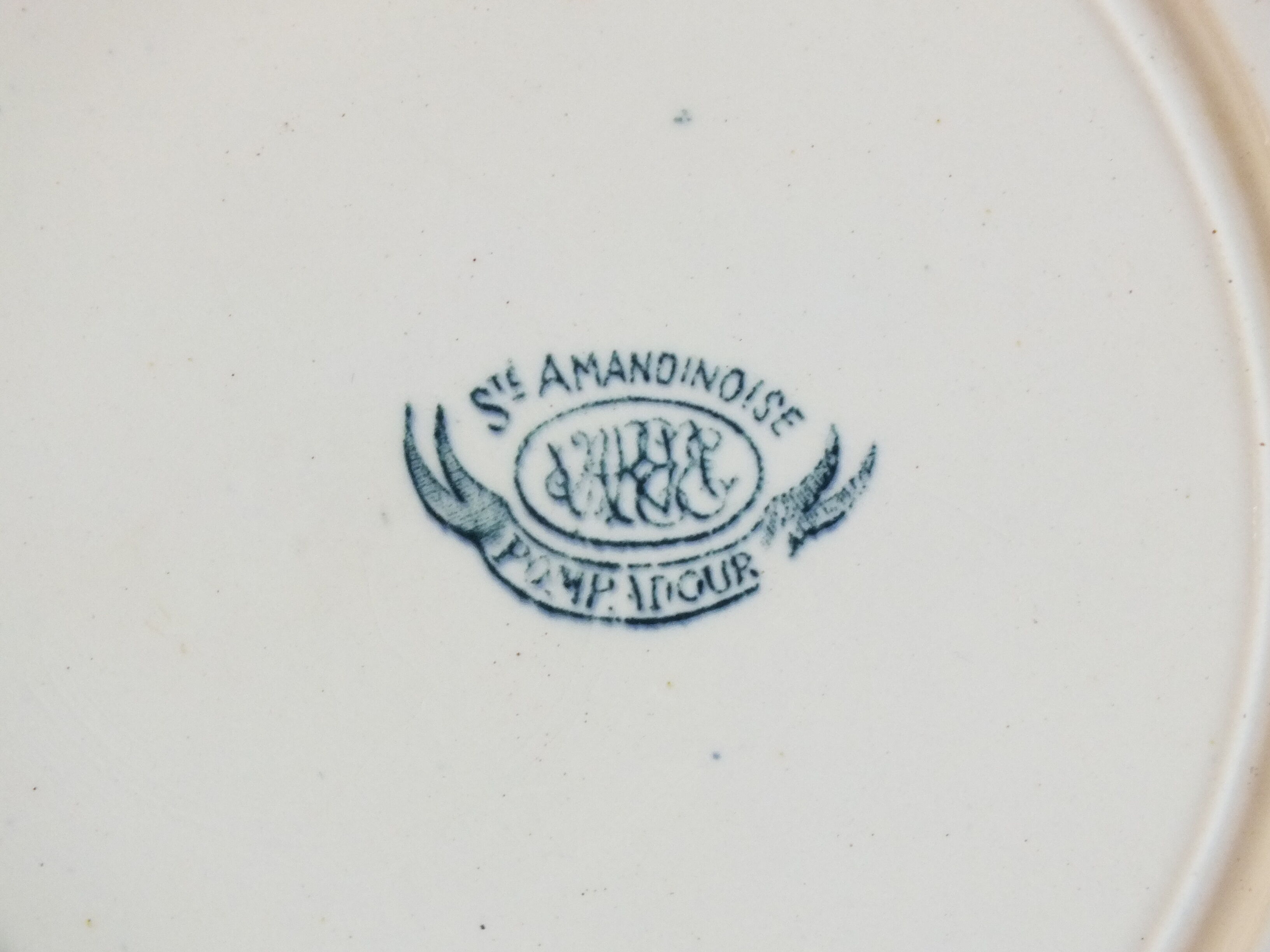 Hollow dish in Iron St Amand Pompadour