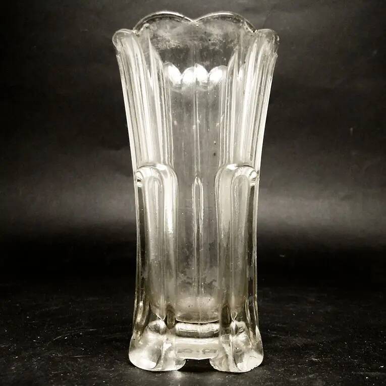 Vase, moderne du milieu du siècle, en verre rosaline pressé, Pologne, années 1950