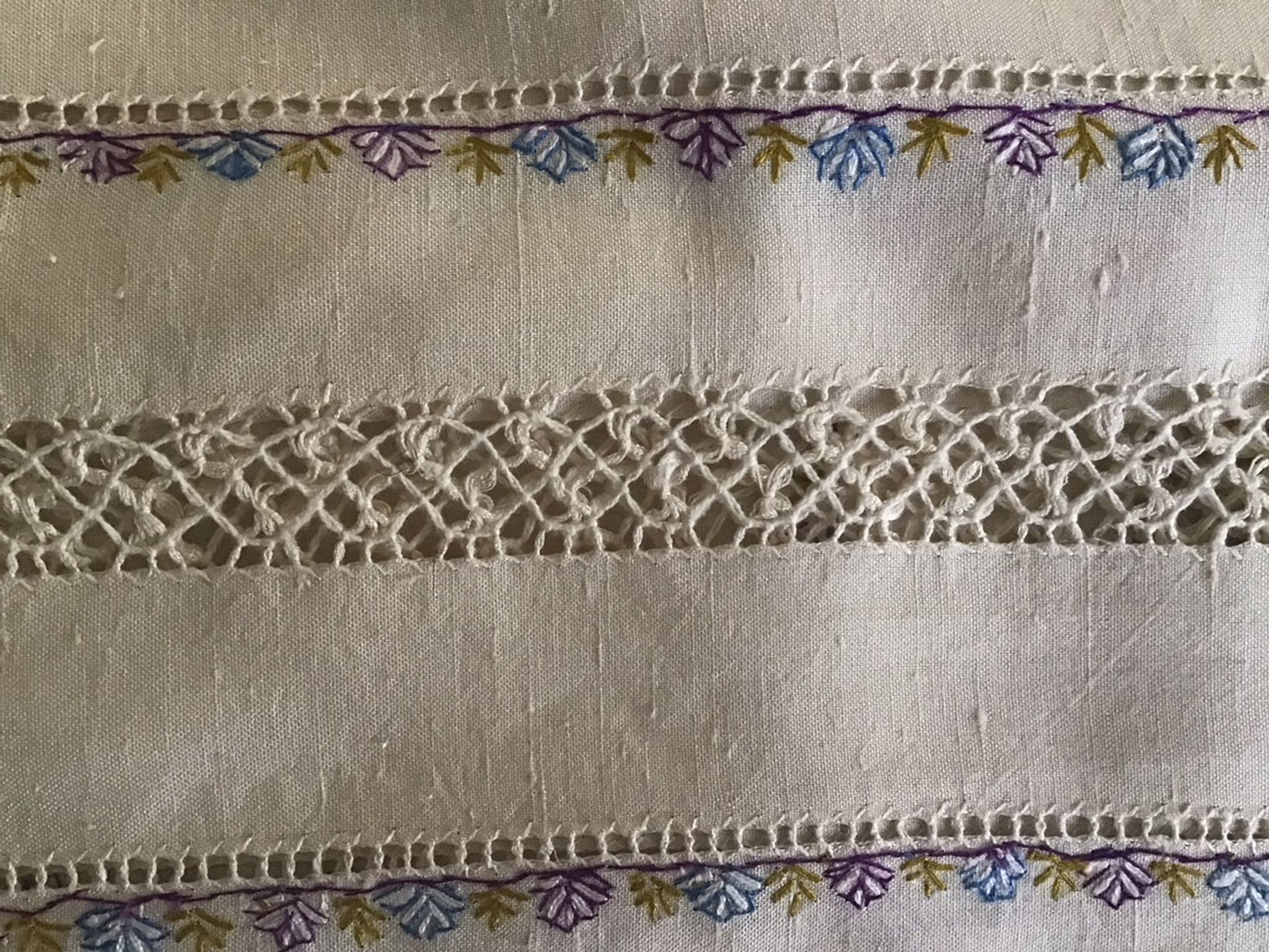 Nappe et serviettes en soie grège brodée de motifs cachemires  en couleur