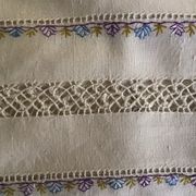 Nappe et serviettes en soie grège brodée de motifs cachemires  en couleur