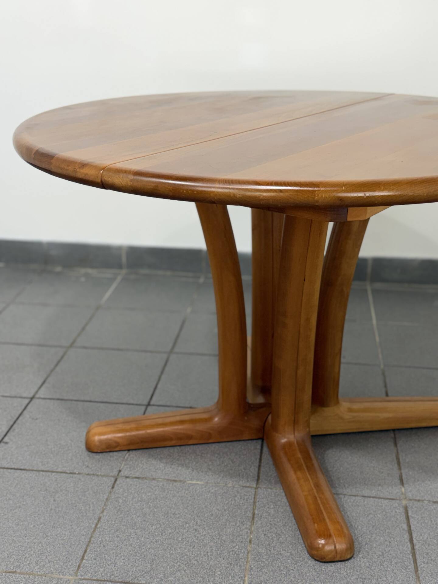 Dyrlund extendable round table in teak – Danish design – 4 to 6