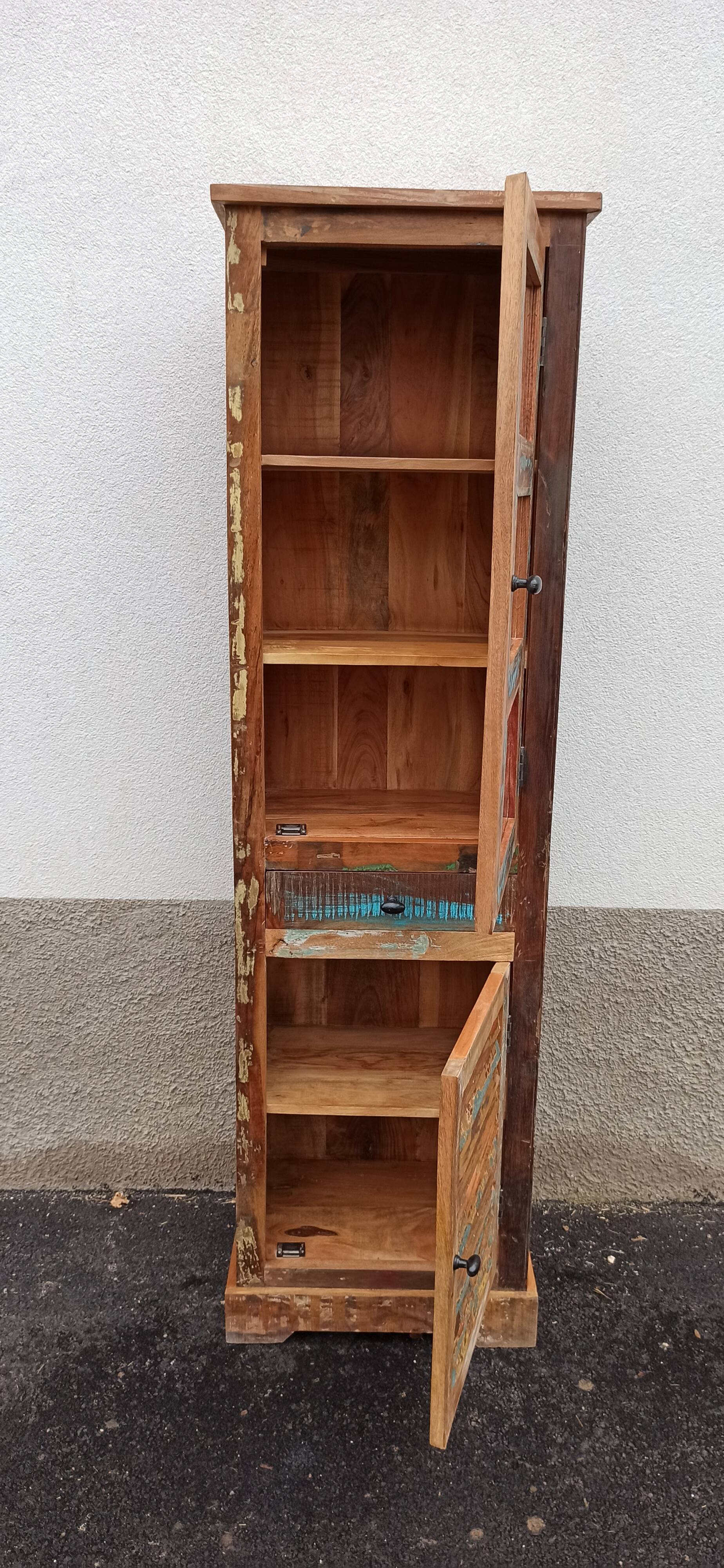 Bibliothèque en bois coloré avec vitres