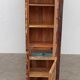 Bibliothèque en bois coloré avec vitres