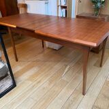Table scandinave