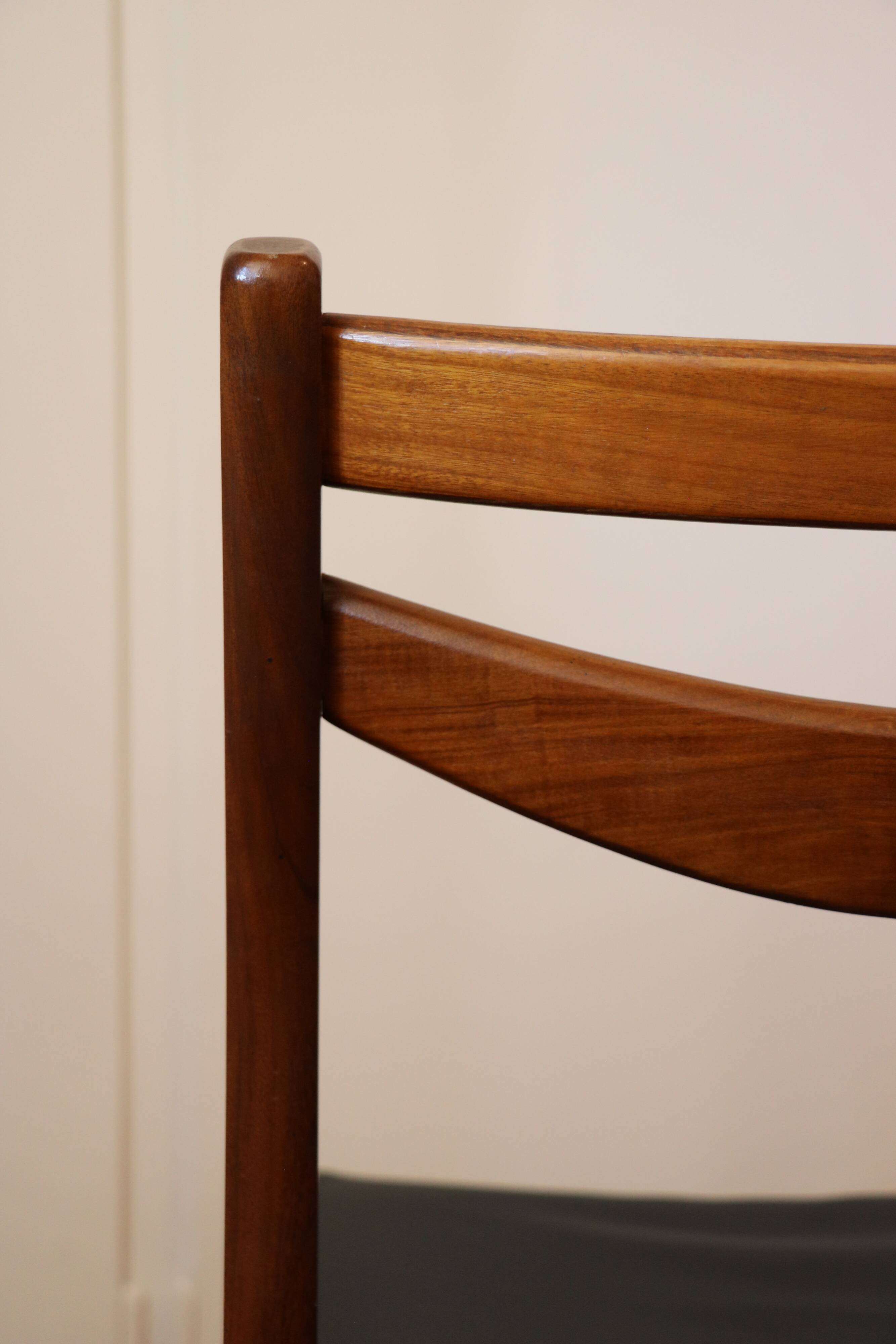 4 Scandinavian chairs in wood and faux leather, 1970.