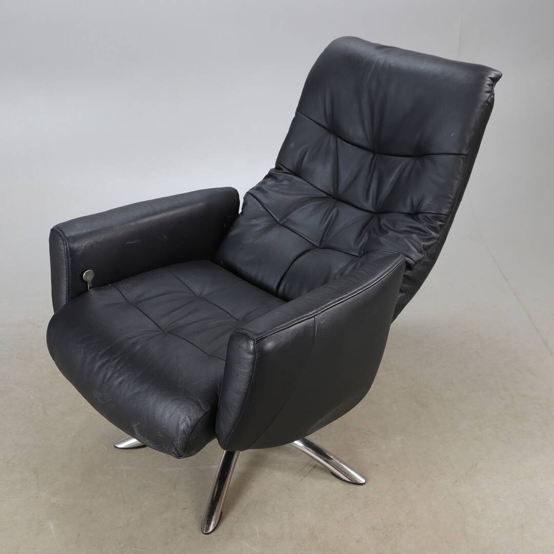 Modern Black Leather Swivel Armchair — Chrome Base — 2000s — H 107 cm