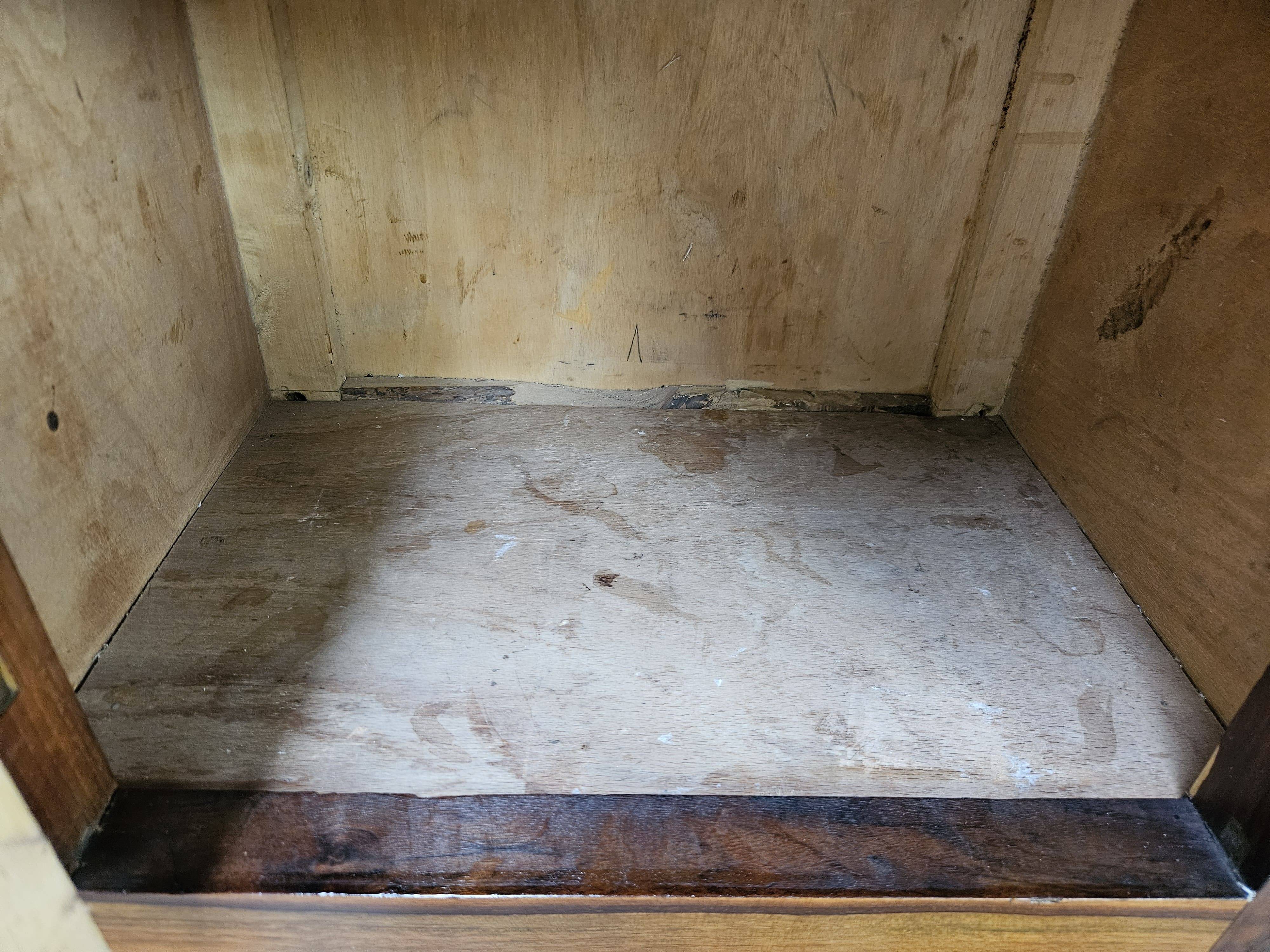 Pair of 1930s Art Deco bedside tables in walnut burl with marble top