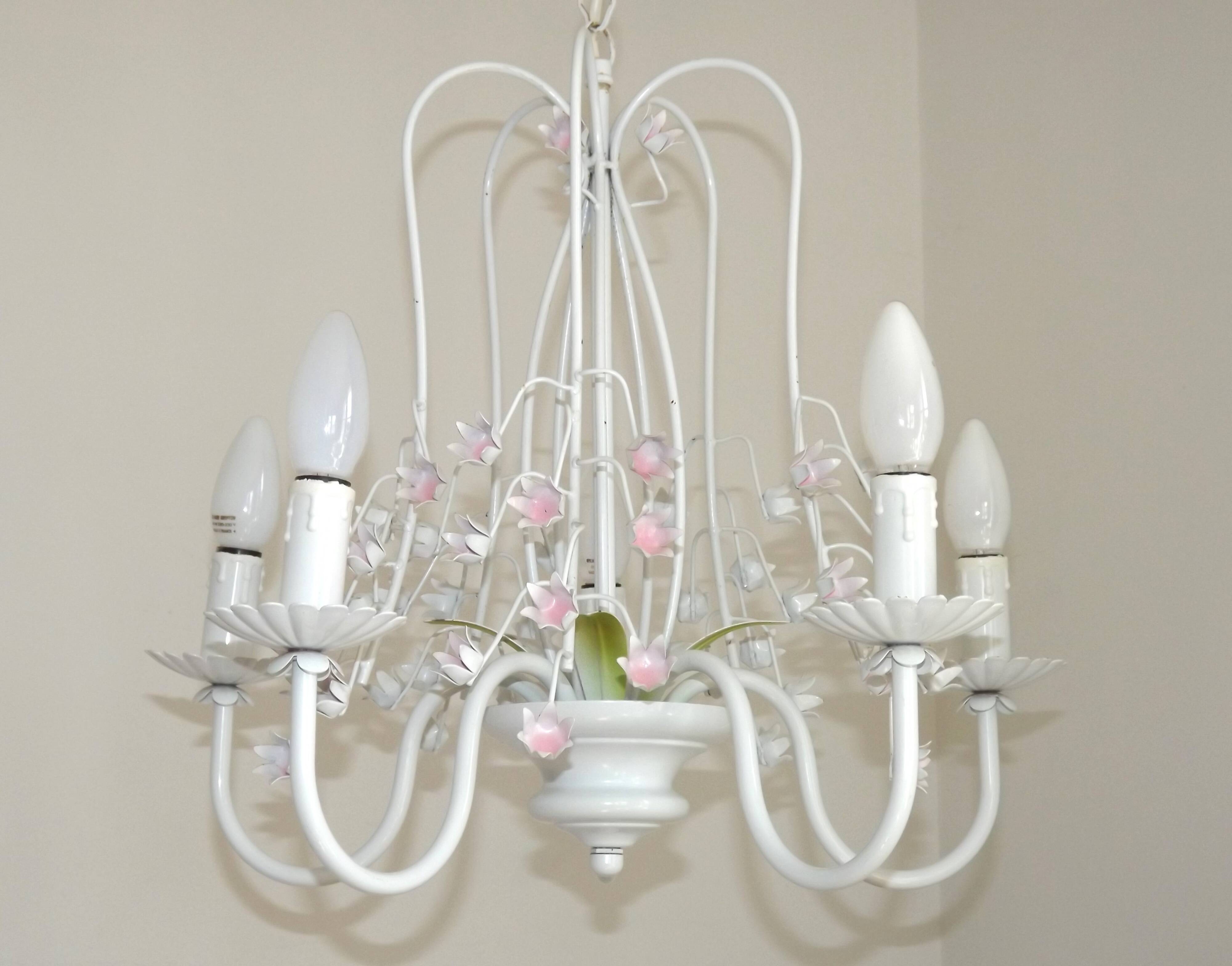 Chandelier vintage en métal blanc à 5 lumières avec des fleurs de glycine roses.