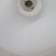 Suspension fleur en opaline laiteuse