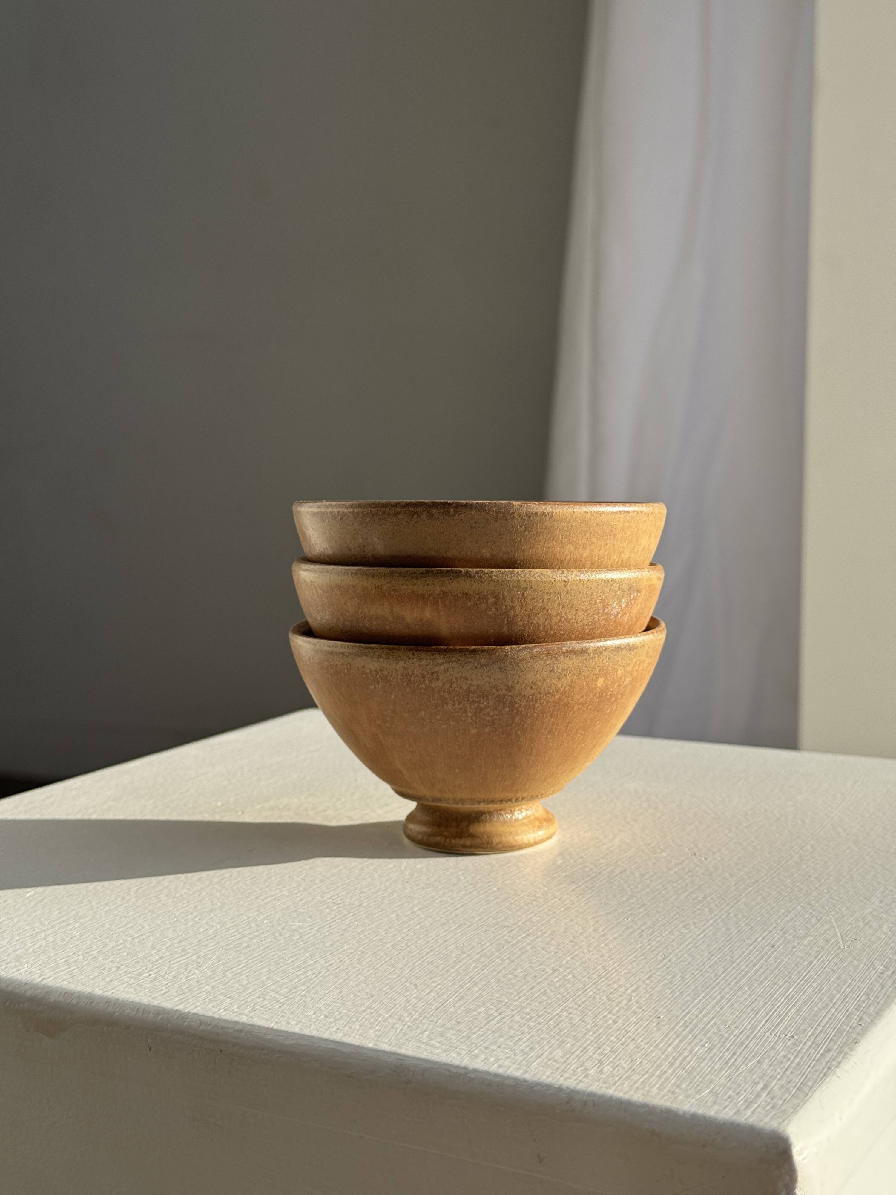 Set of 3 vintage mini bowls on foot, stoneware on pedestal H9 D10.