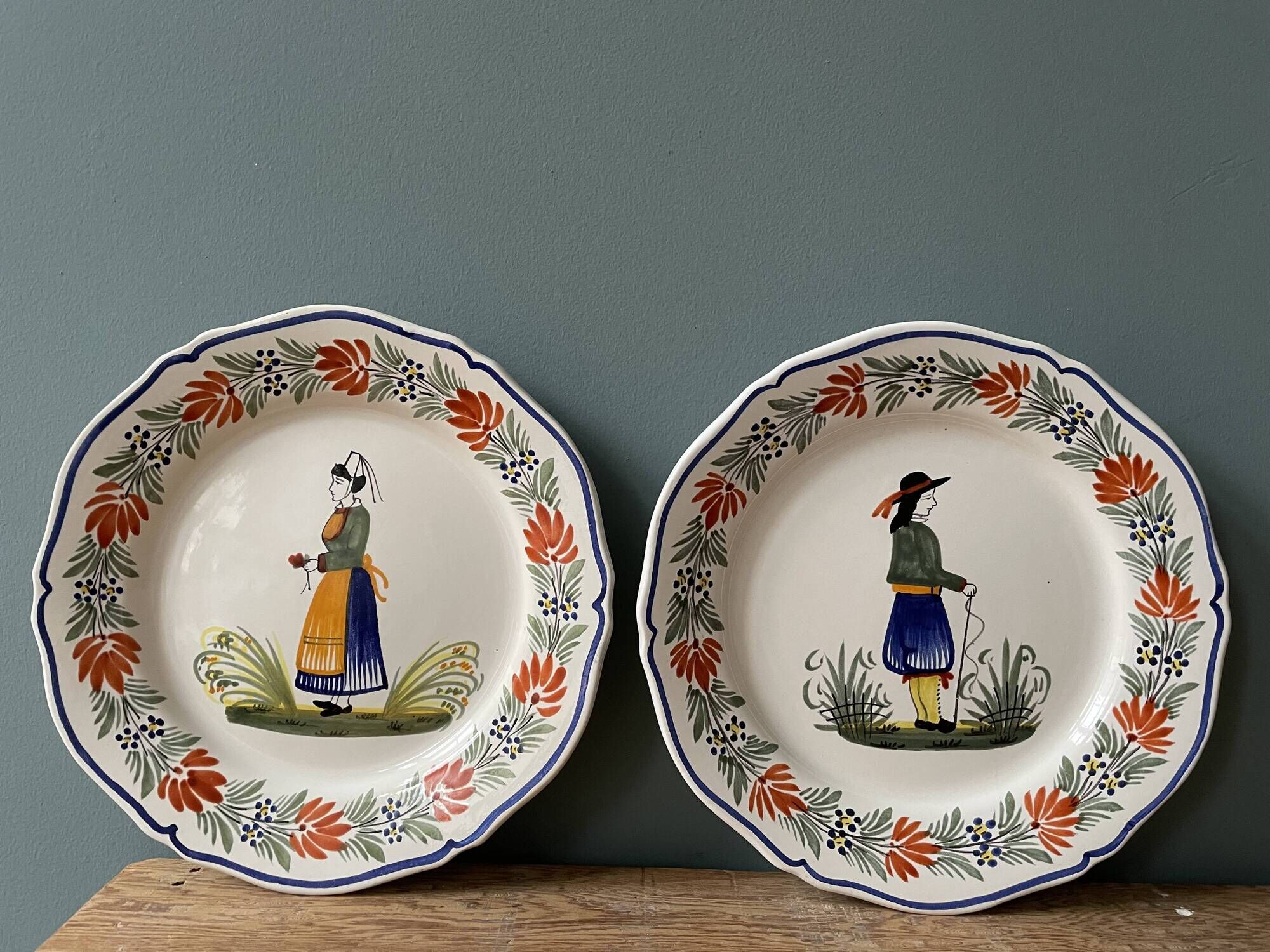 Set of 2 decorative plates Henriot Quimper France decorated by hand