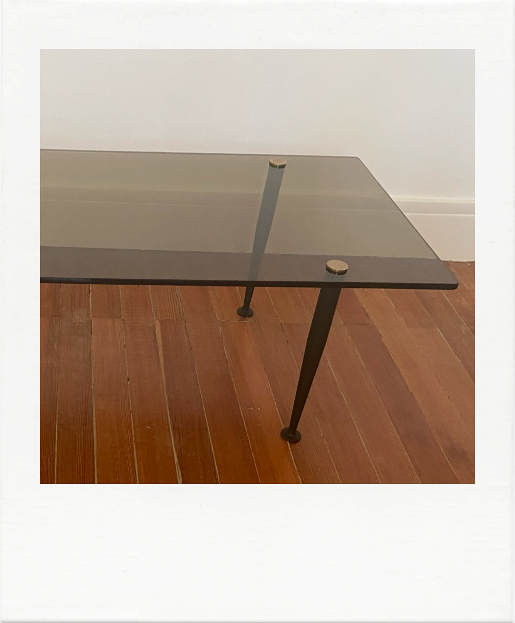 Table basse années 50 verre fumé métal et laiton