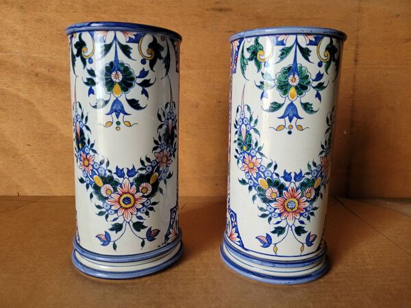 Paire de vase rouleau en faïence de Gien décor Rouen