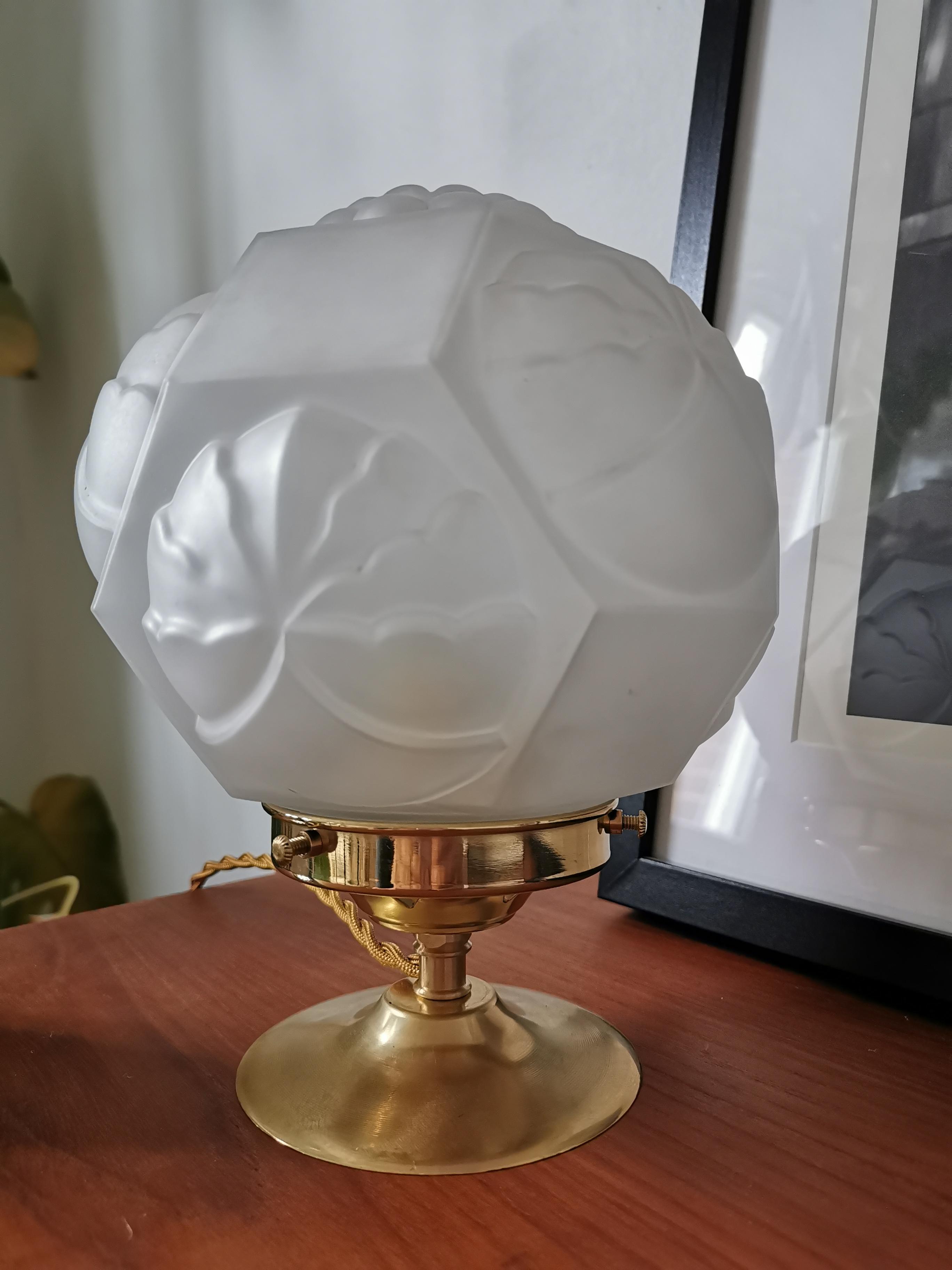 Lamp to lay art deco globe in frosted glass