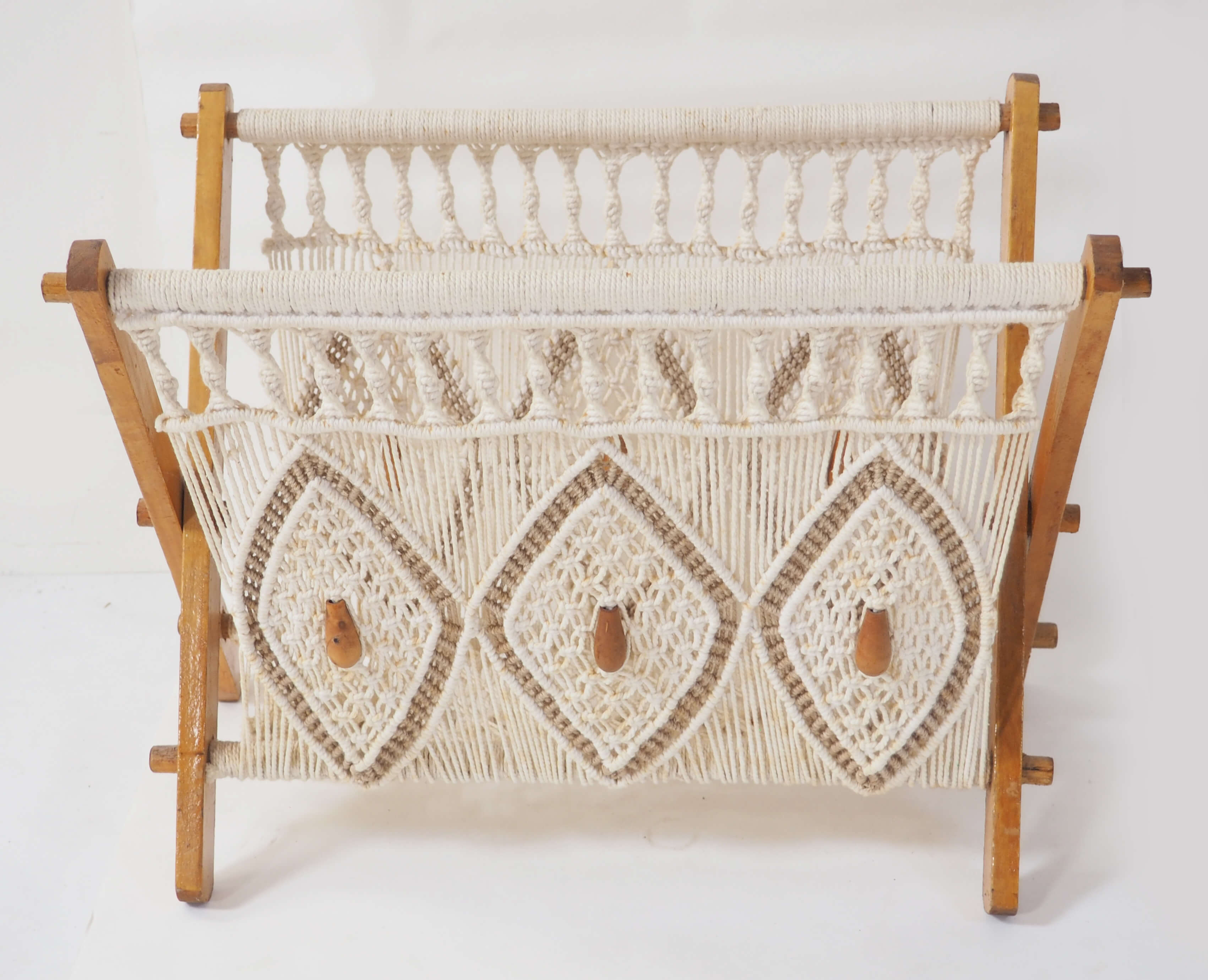 Macramé magazine holder