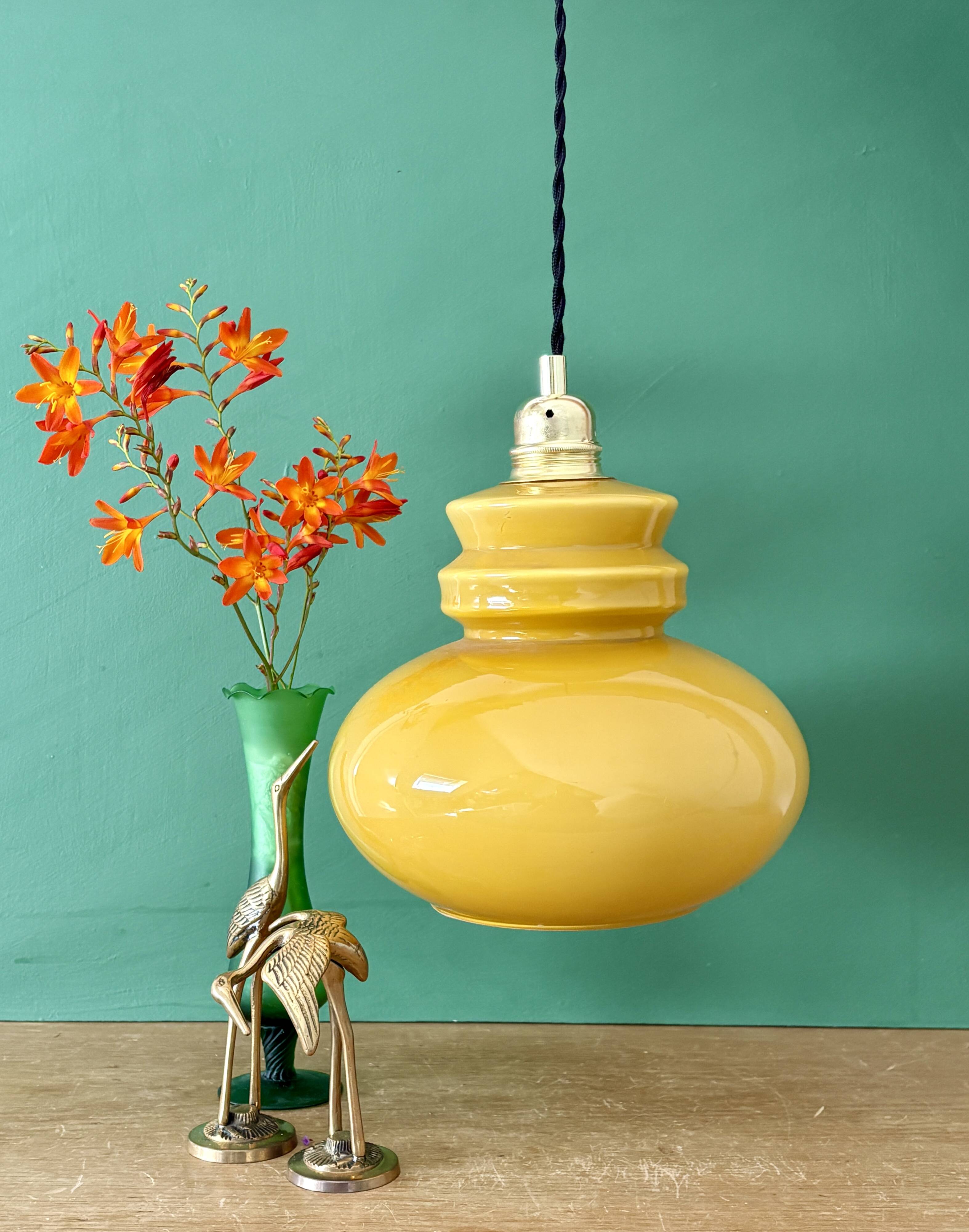 Suspension globe vintage en opaline ocre