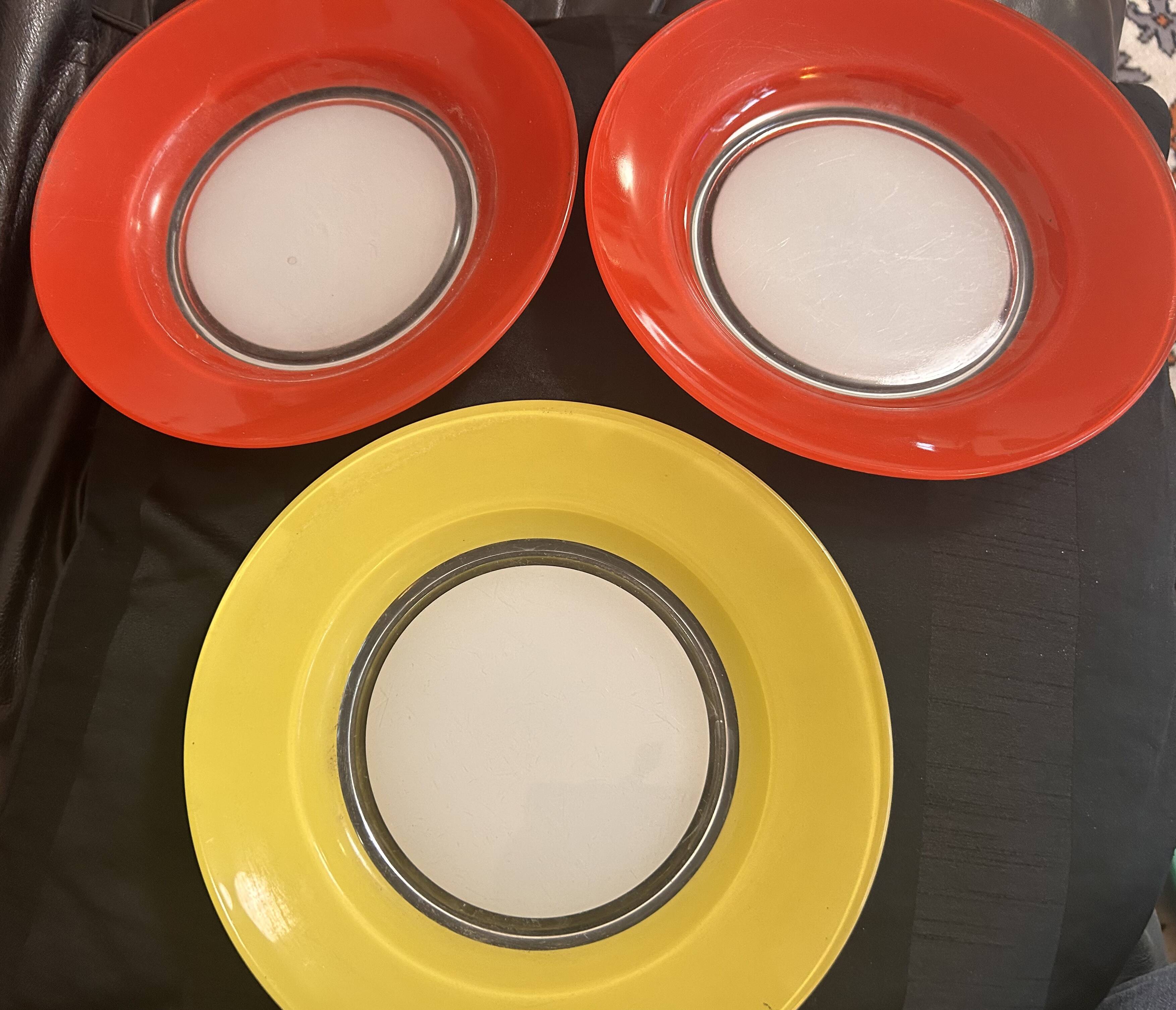 8 vintage Duralex deep plates from France – coloured glass from the 70s –