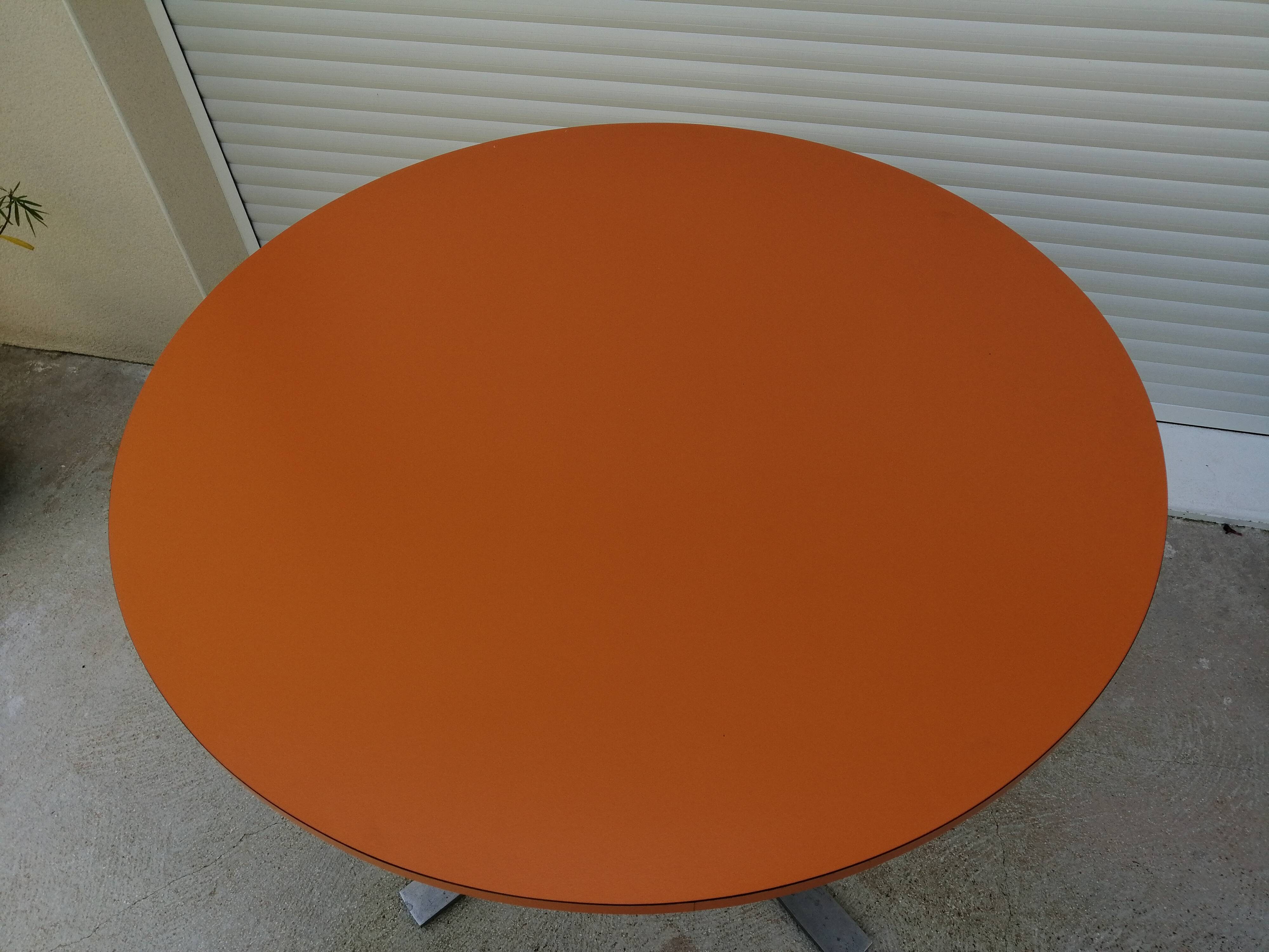 Round table formica orange 70s