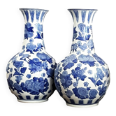 Pair of blue and white porcelain vases, with a height of 38 cm.