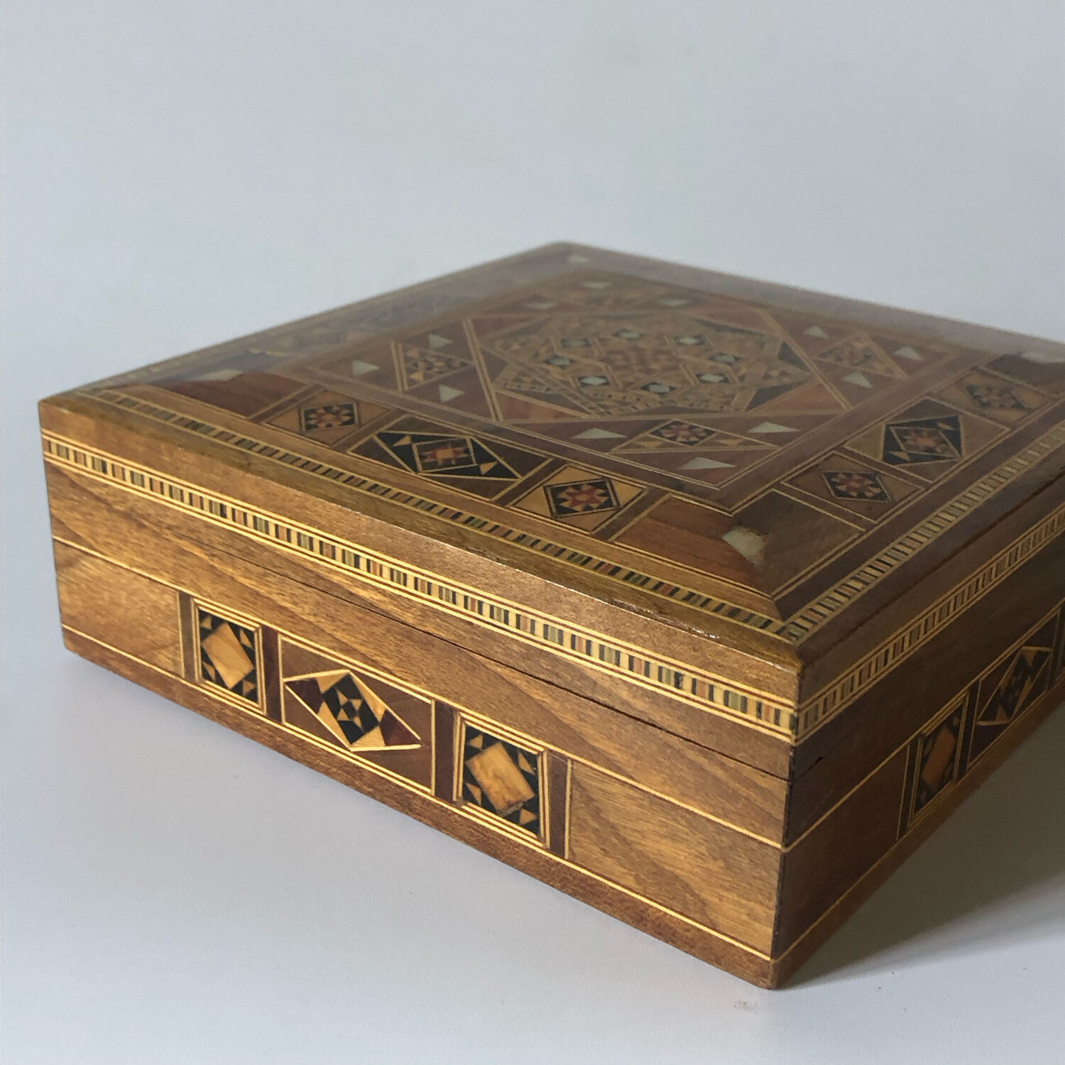 Jewelry box in wood and mother-of-pearl