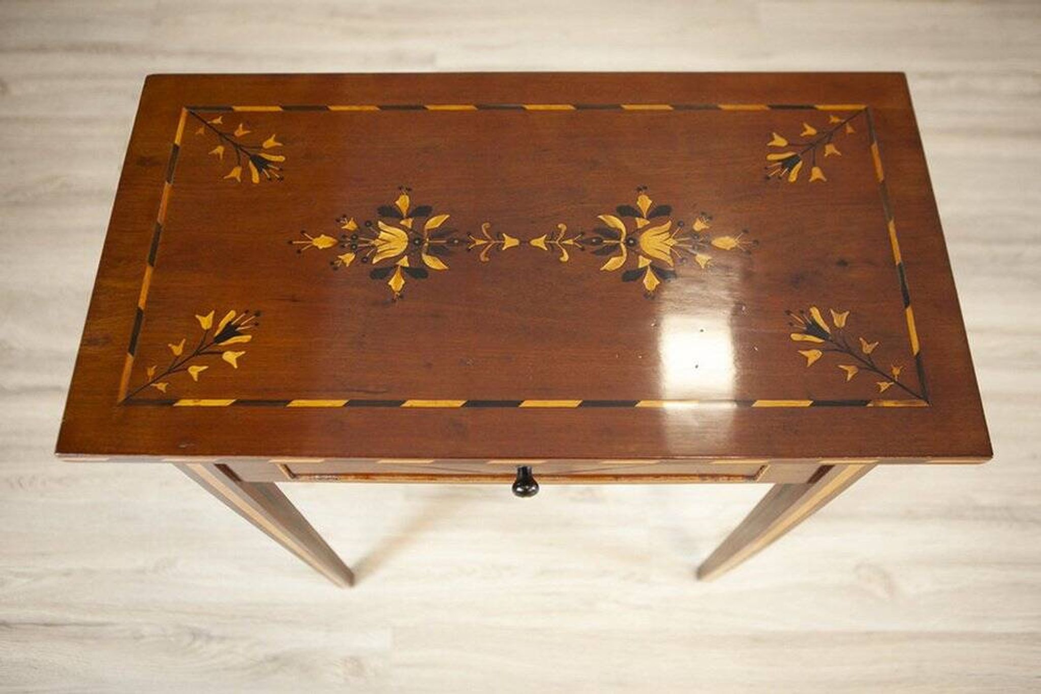 Table d'appoint incrustée du 19ème siècle