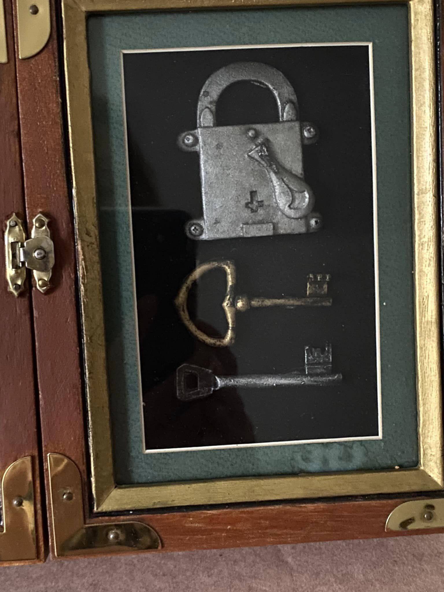 Boîte à clés vintage avec décors de cadenas et clés. En bois, laiton et verre.