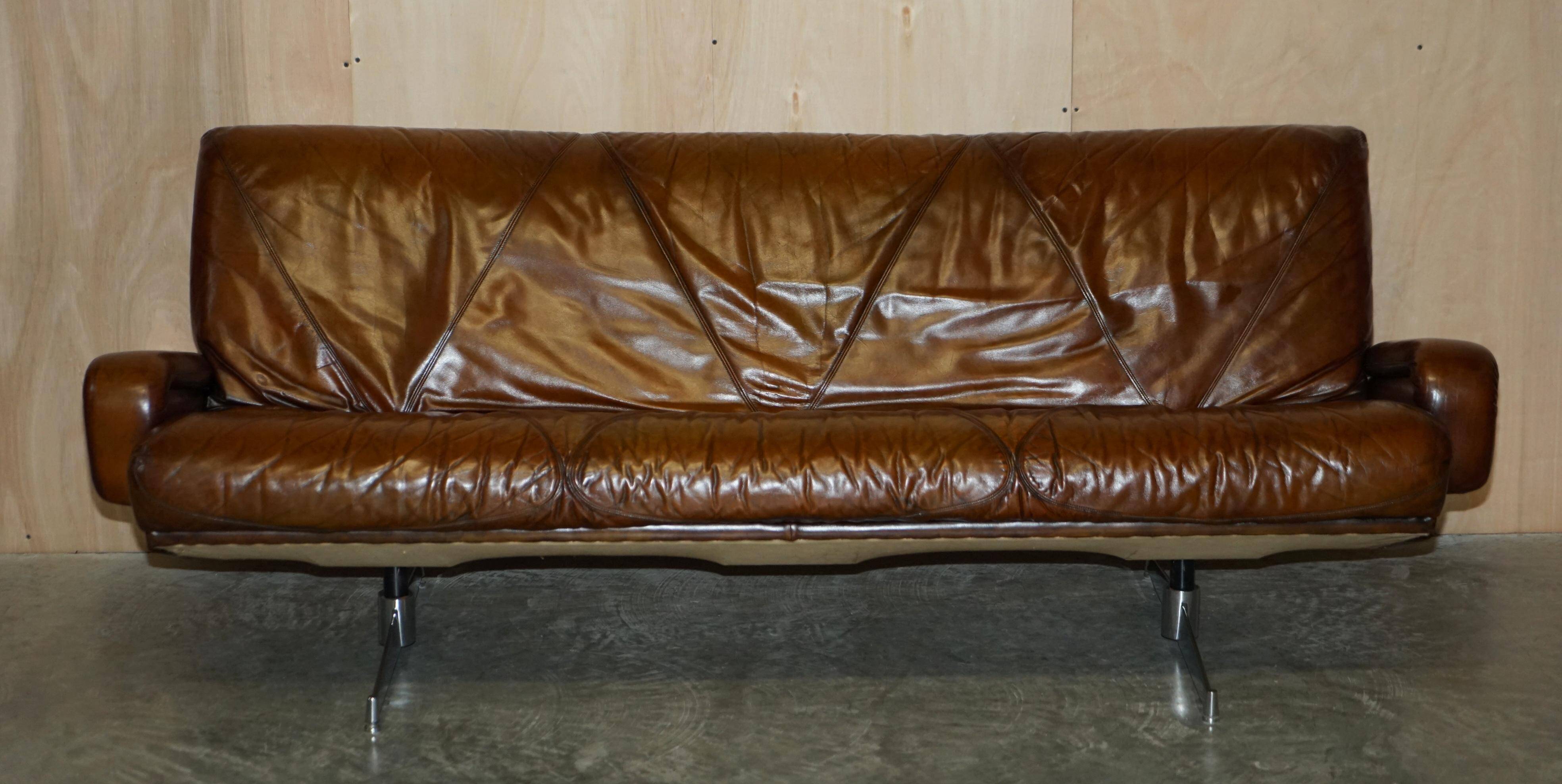 Vintage hand-dyed leather canapé, mid-century style.