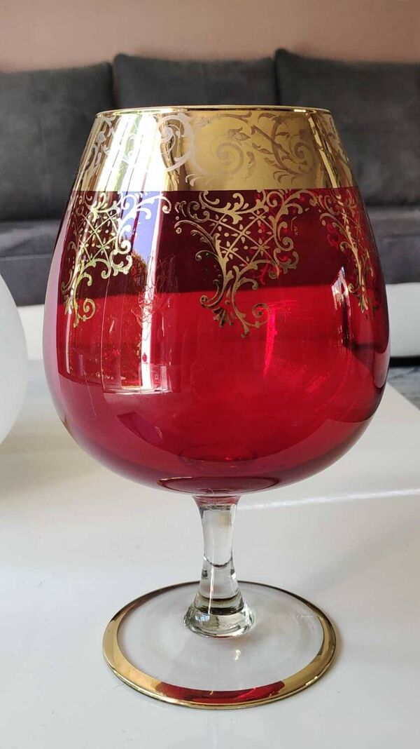 Vase forme coupe à pied, en cristal de bohème. couleur rubis. design volutes & floraux à rehauts or 24 c