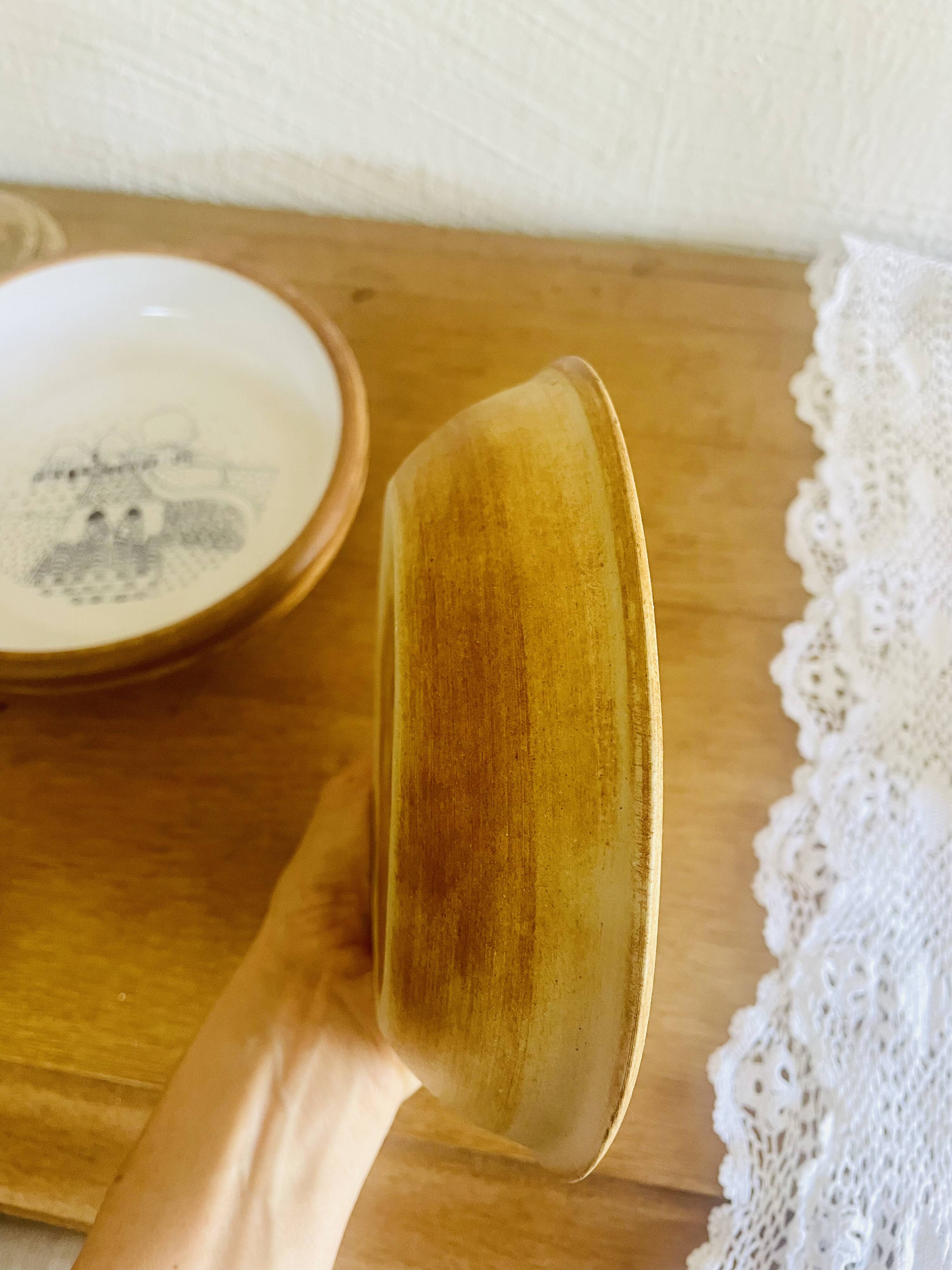 Assiette en grès et émail estampillée