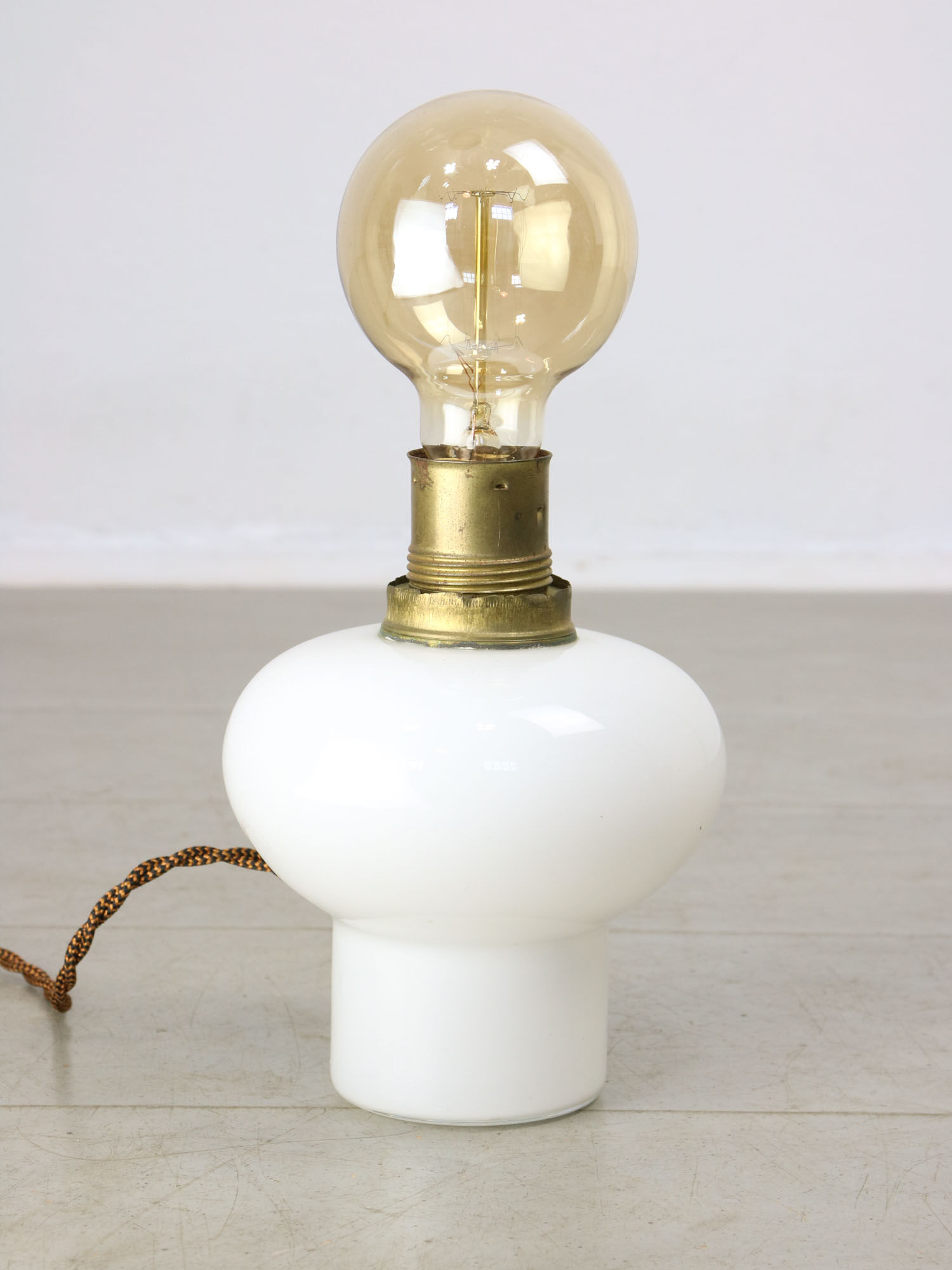Lampe de table italienne en laiton et opaline du milieu du siècle