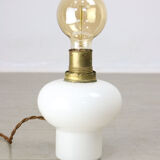 Lampe de table italienne en laiton et opaline du milieu du siècle