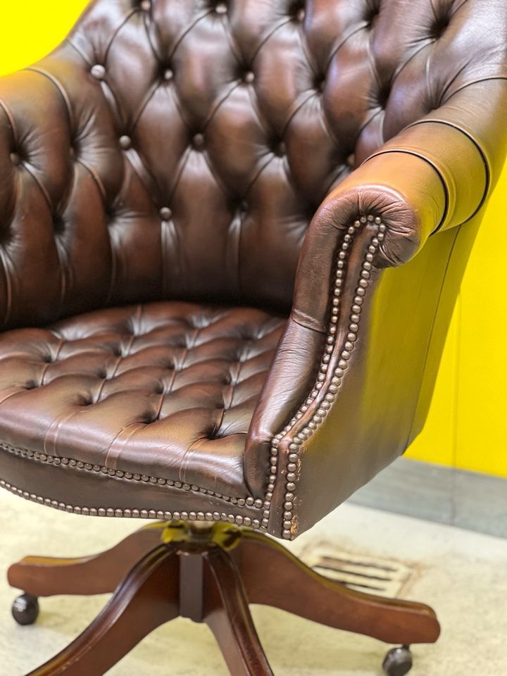 Fauteuil chesterfield directors en cuir brun