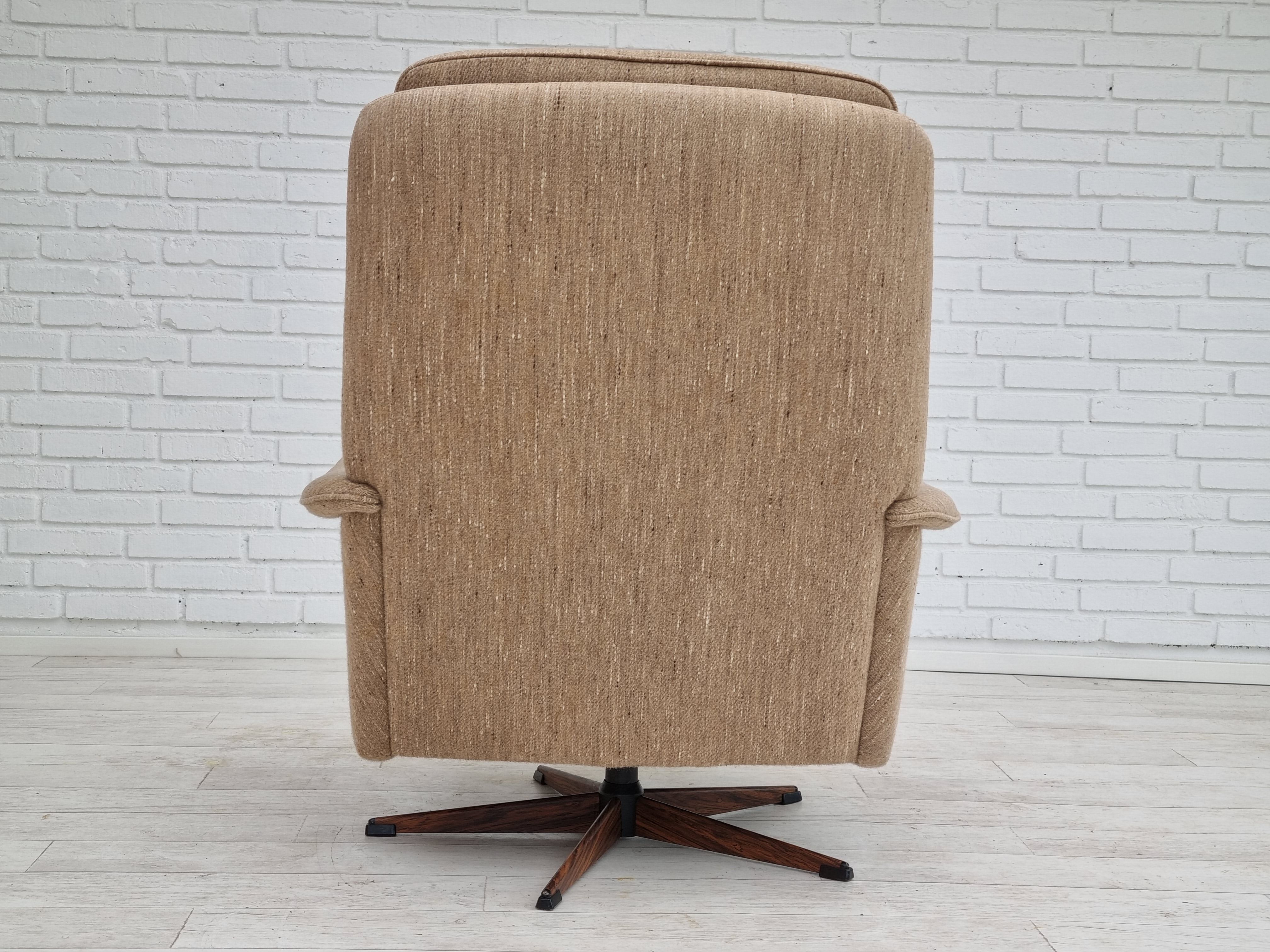 Fauteuil pivotant et son repose-pieds, laine