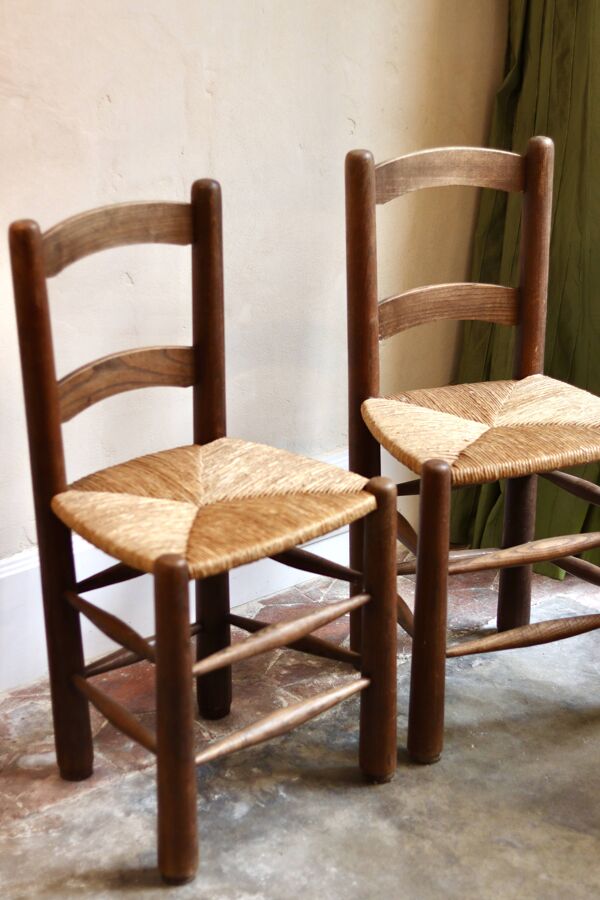 Paire de chaises en bois, assise en paille tressée