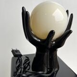 Lampe a poser vintage 1980 mains enserrant boule verre blanche