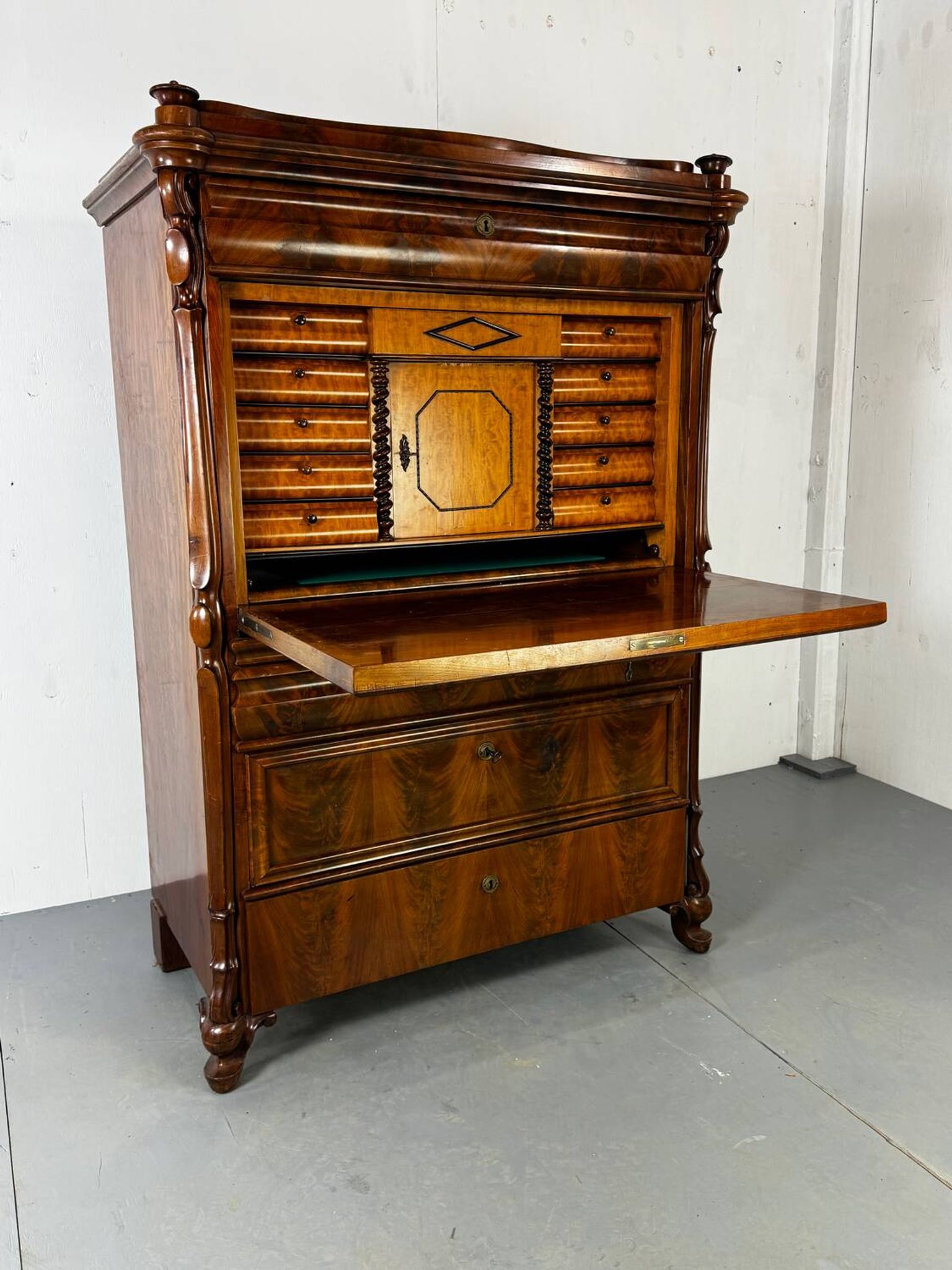 Biedermeier vintage oak and mahogany secretary desk, well-made, 1860.