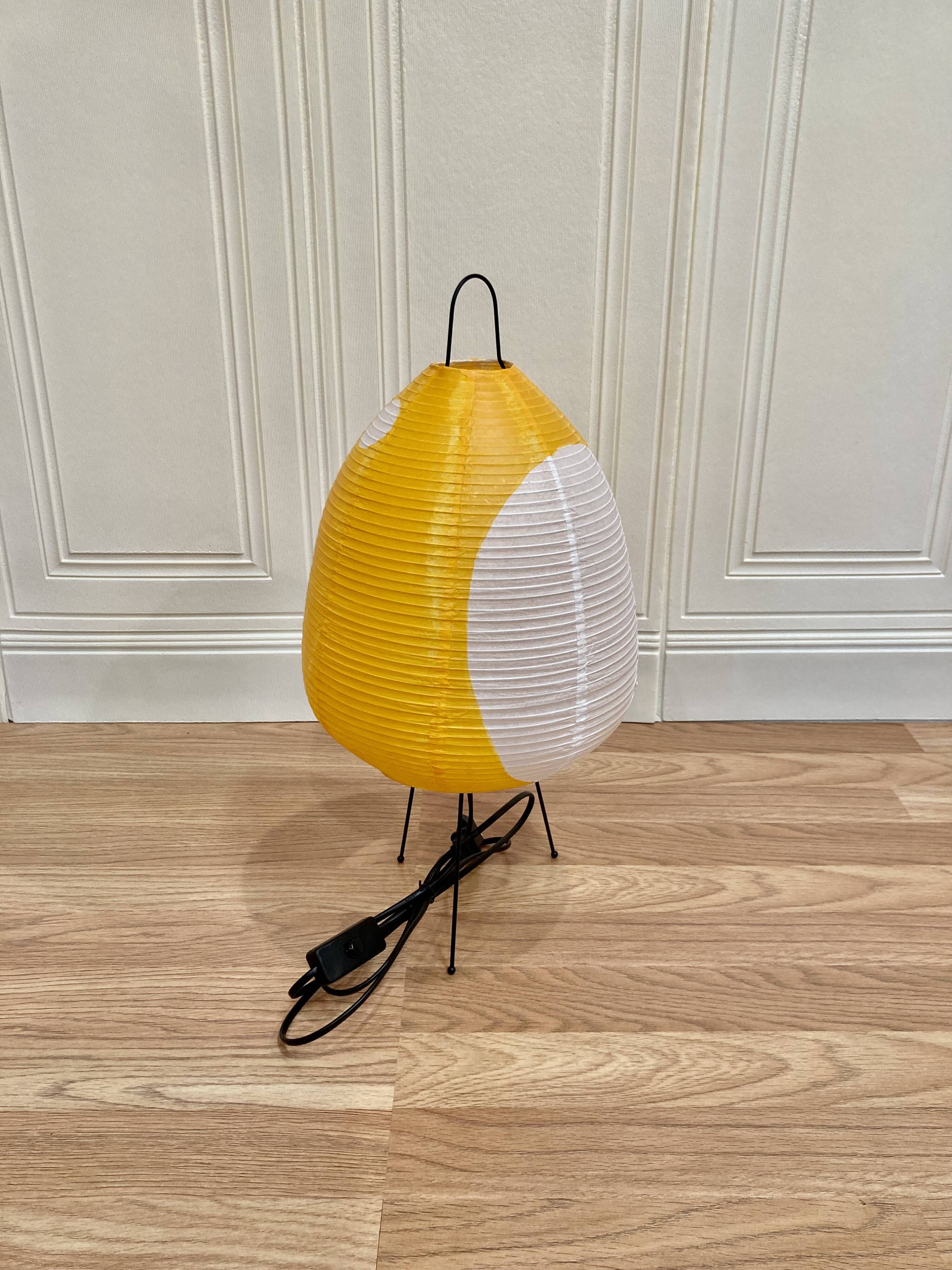 Lampe jaune "design papier et métal".