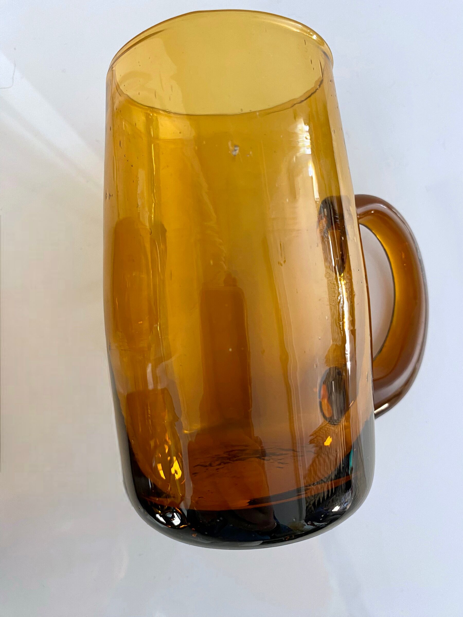 4 mugs/ mugs in vintage blown amber glass