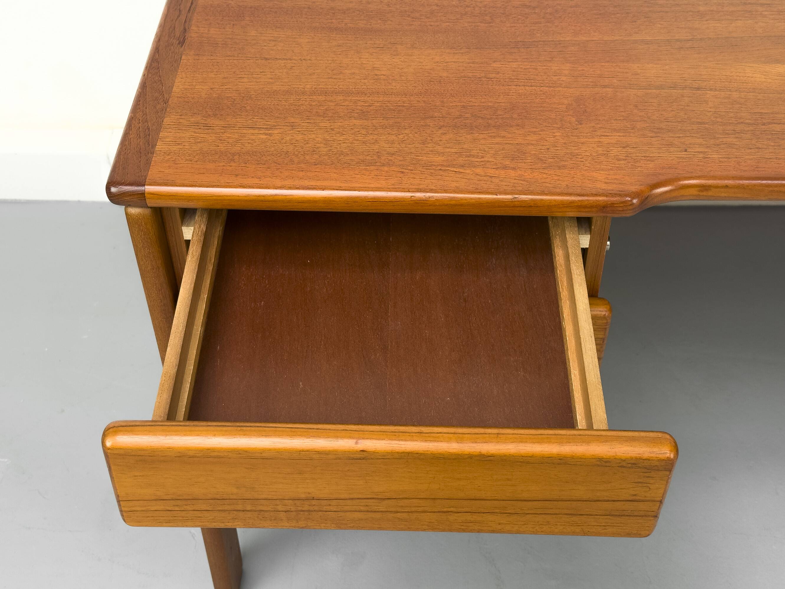 Bureau danois en teck avec porte et tiroirs par Bornholm, années 1970