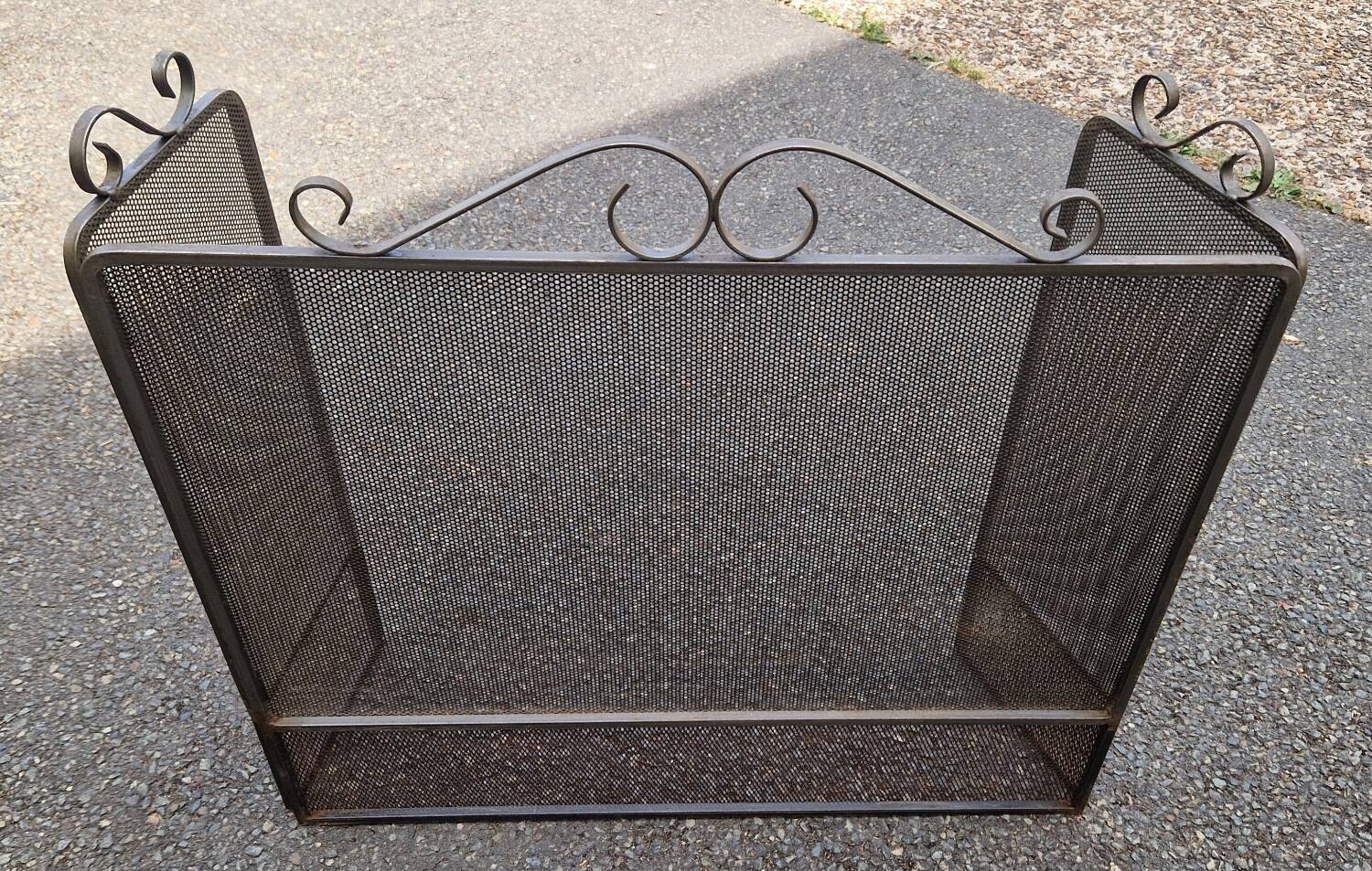Metal fireplace screen