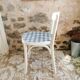 Chaise bistrot vintage Baumann blanche et vichy bleu